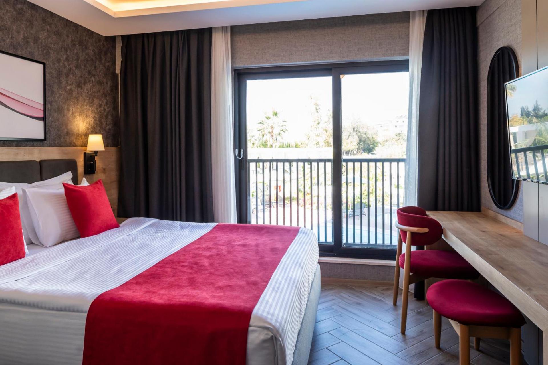 Standard Room with Twin Bed and Pool View - Photo 3