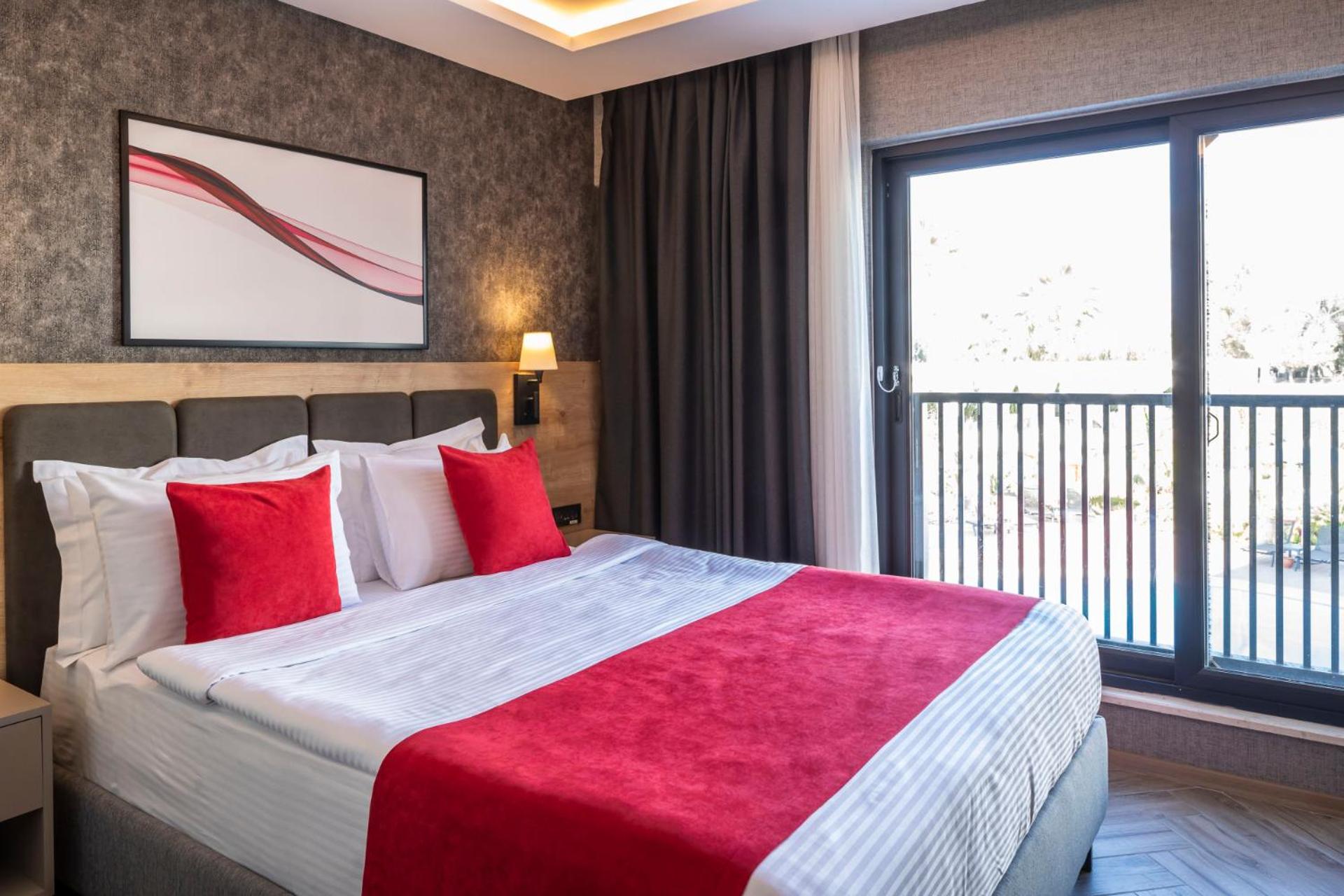 Standard Room with Twin Bed and Pool View - Photo 4
