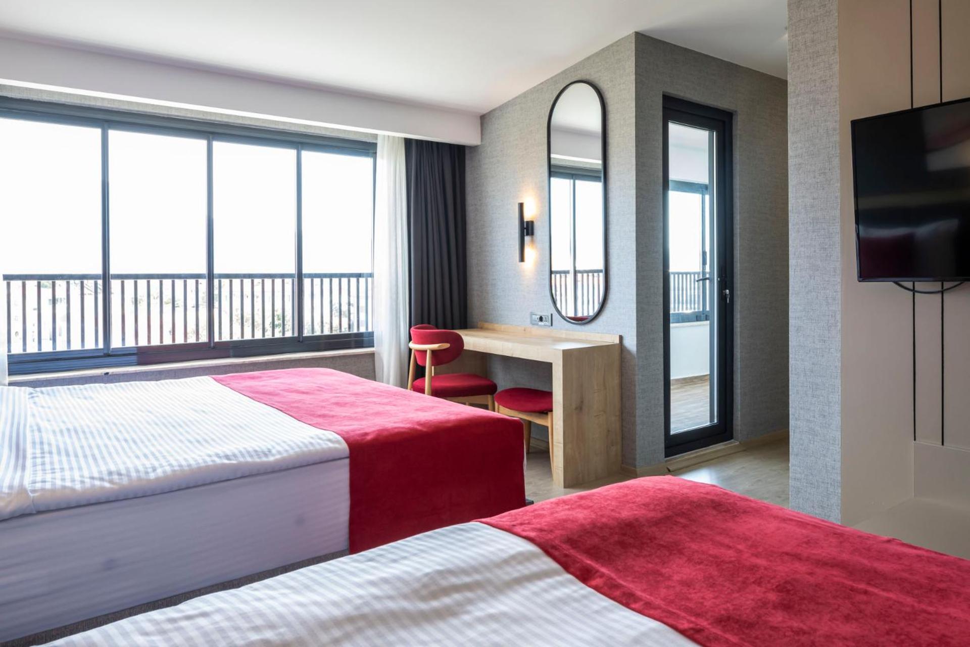 Standard Room with Balcony and Land Side - Photo 3