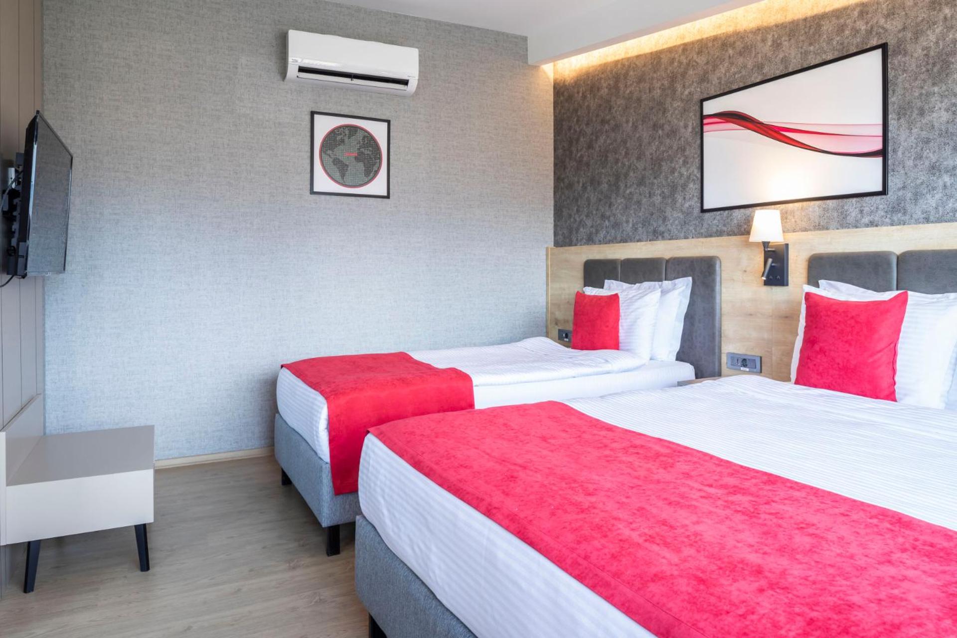 Standard Room with Balcony and Land Side - Photo 4
