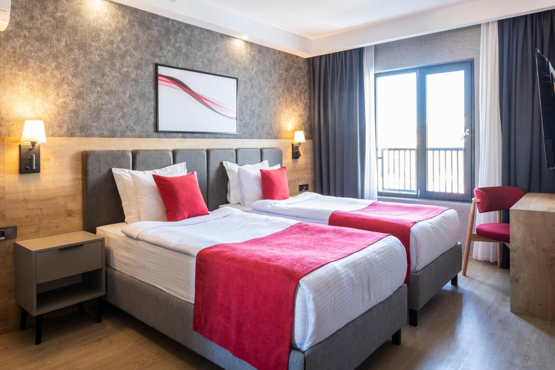 Standard Room with Twin Bed and Pool View - Photo 5