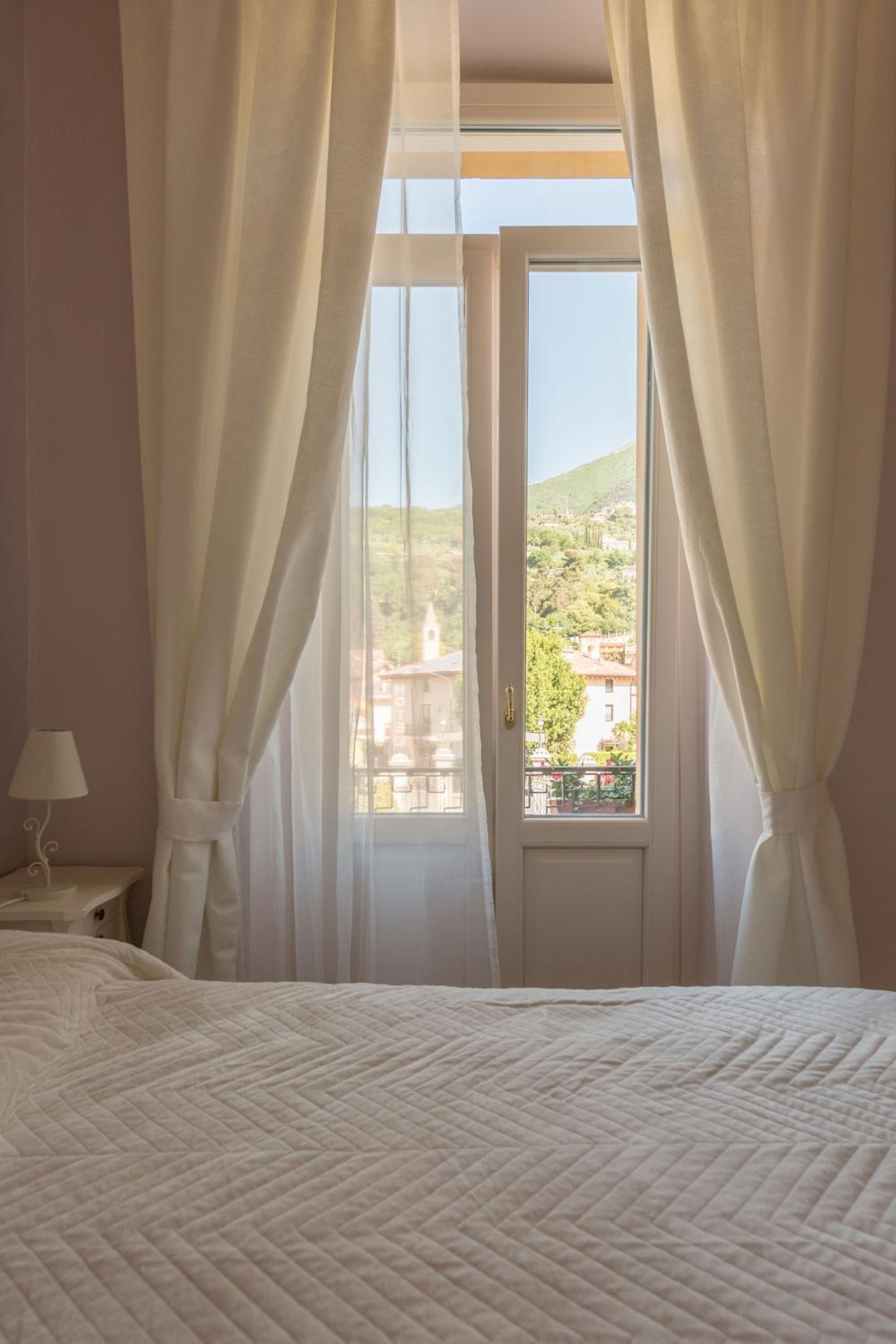 Deluxe Single Room with Balcony photo 3