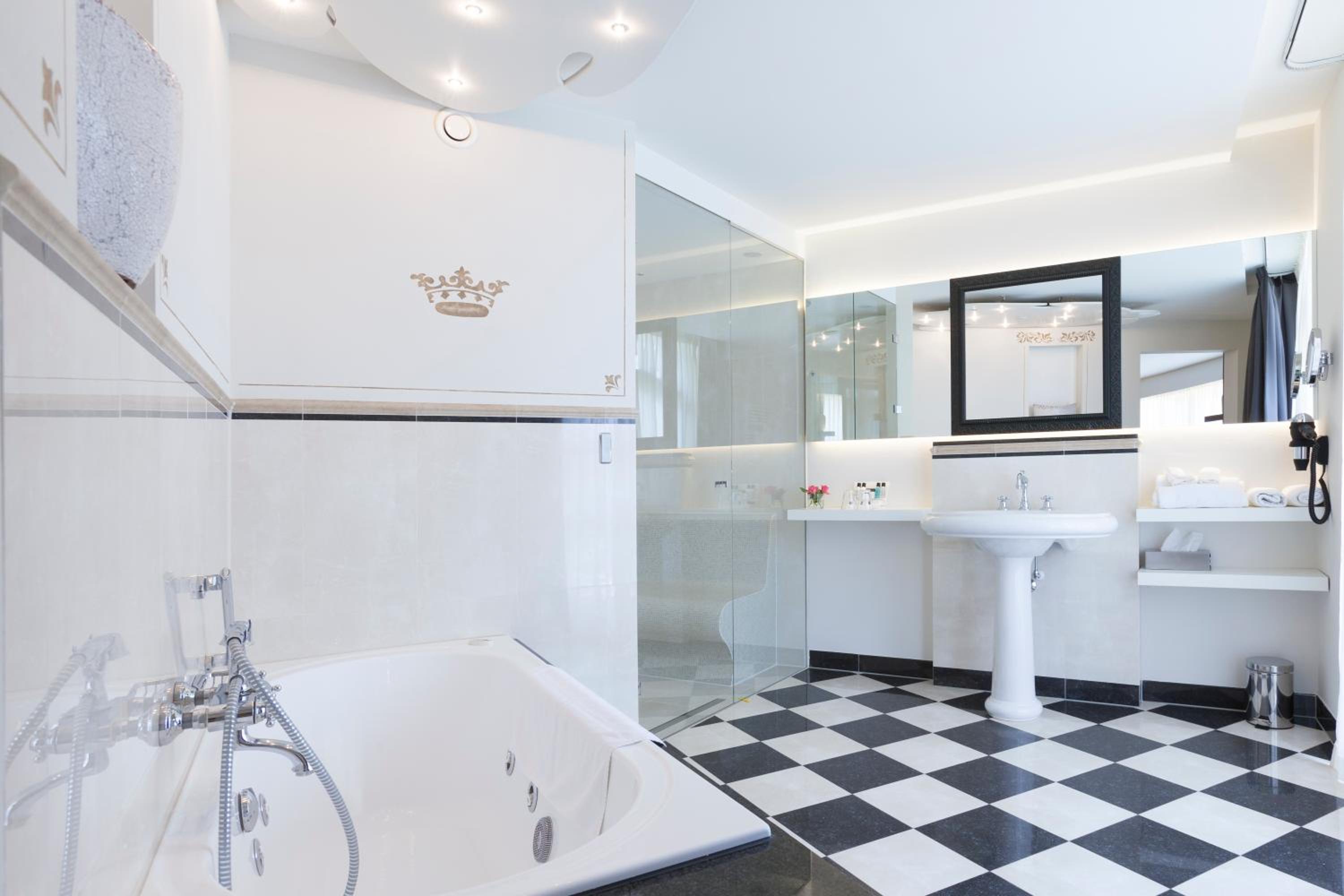 Deluxe King Suite - Photo 2