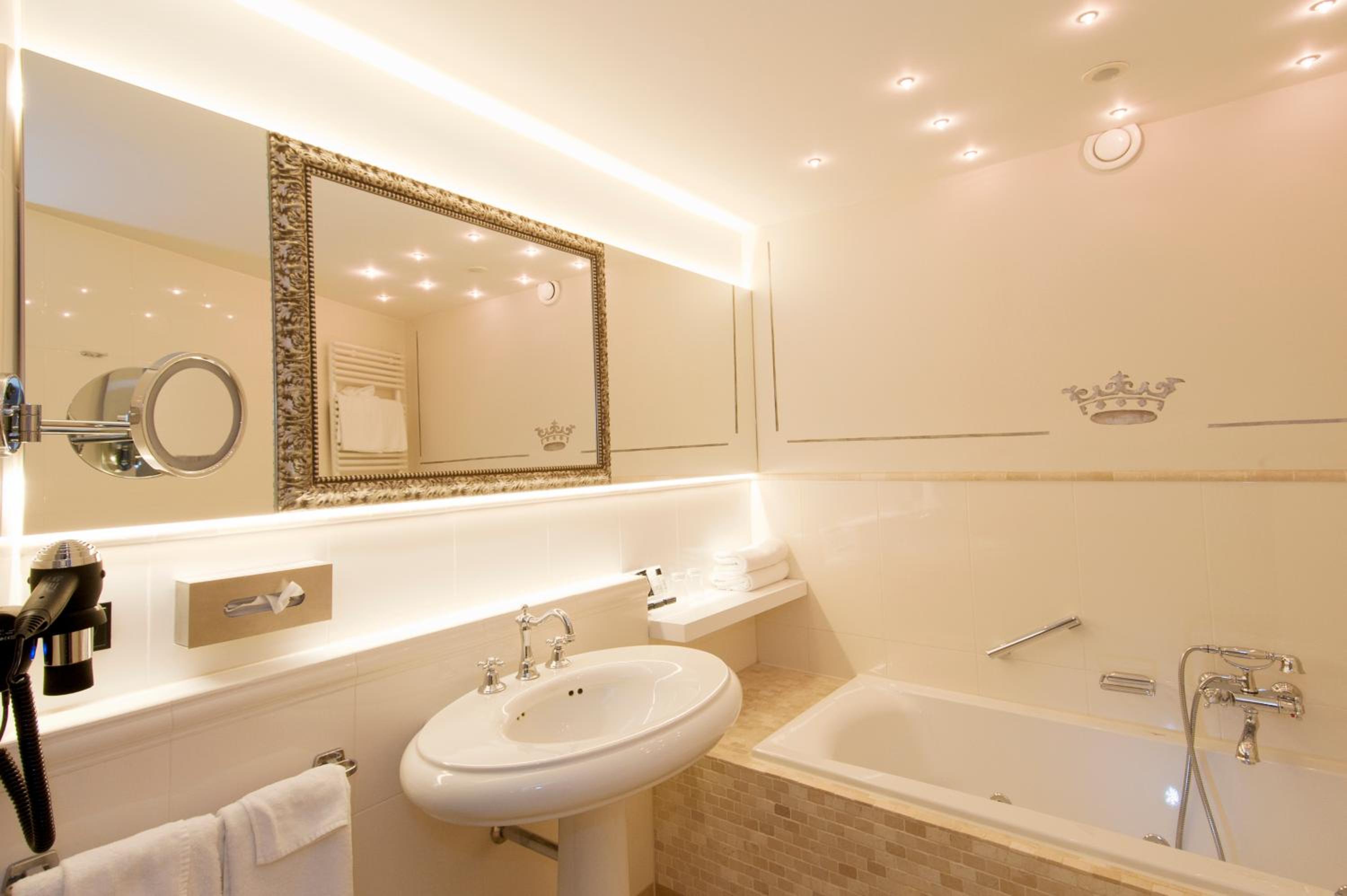 Deluxe King Suite - Photo 4