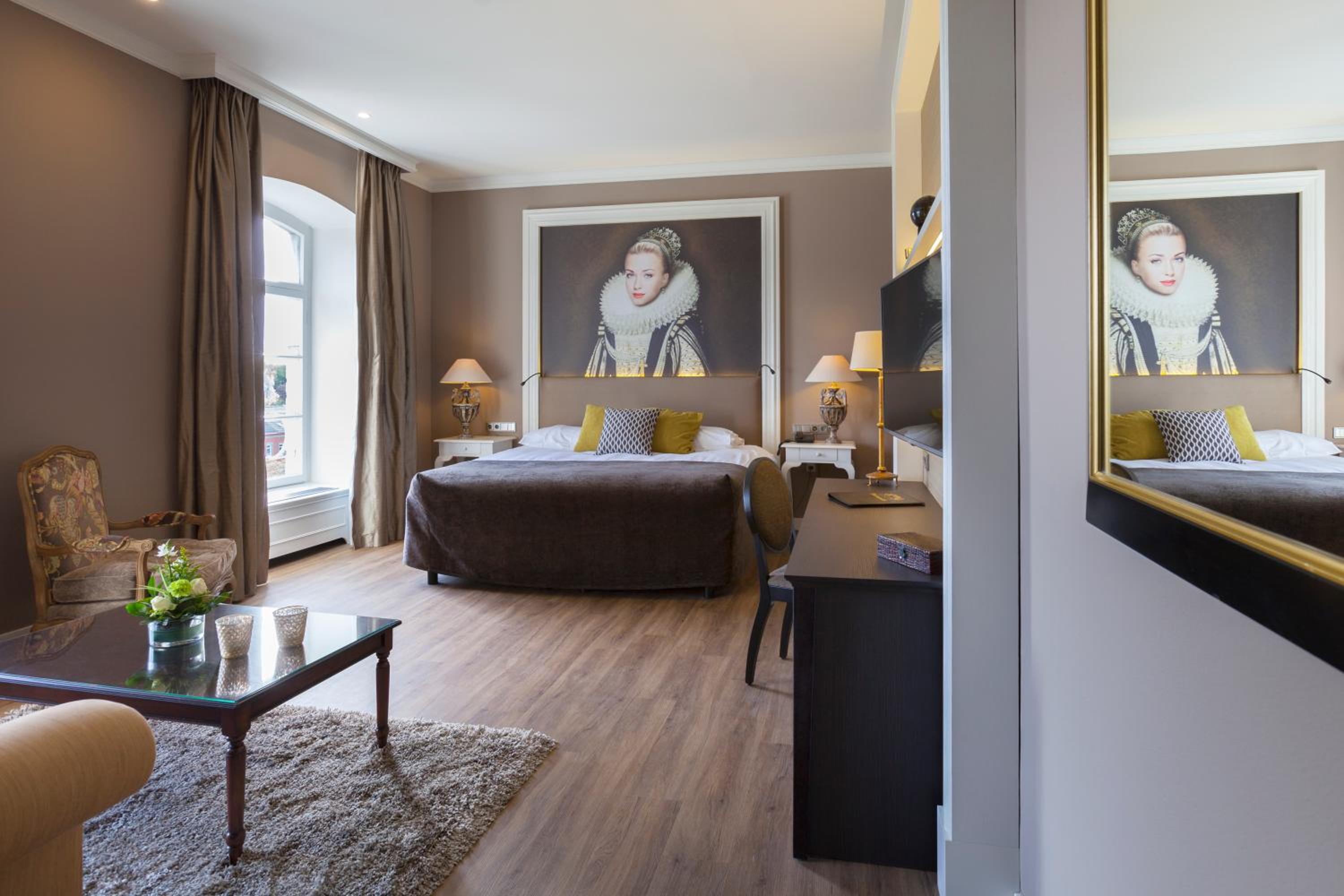 Luxurious Castle Room - Photo 5