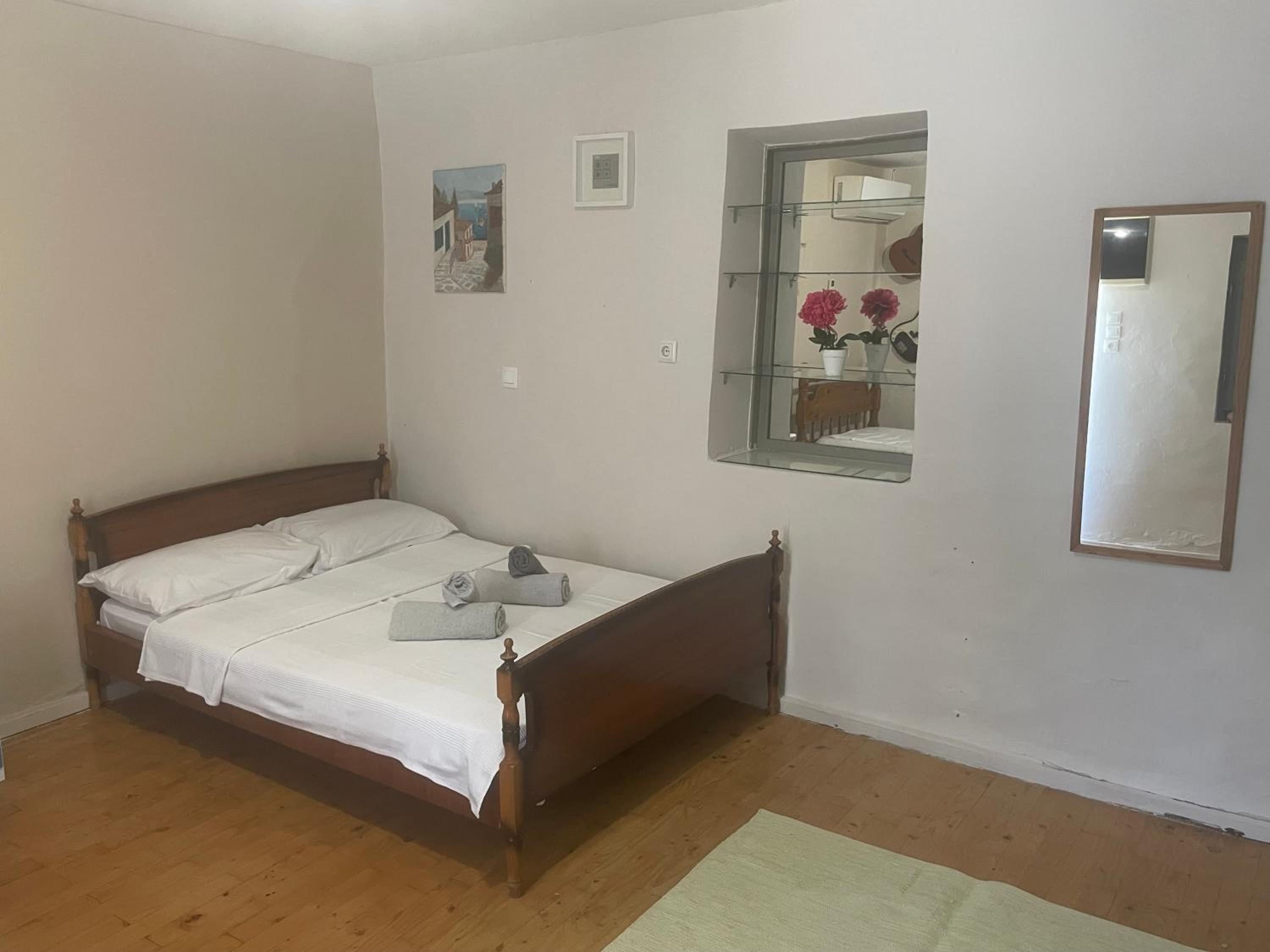 One-Bedroom Apartment - Photo 5