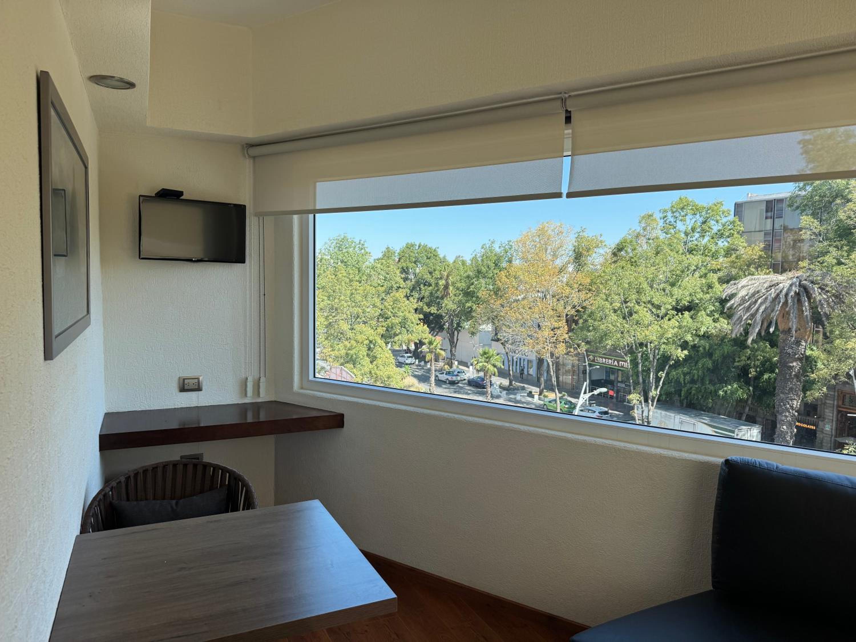 Superior King Suite - Non-Smoking - Photo 2