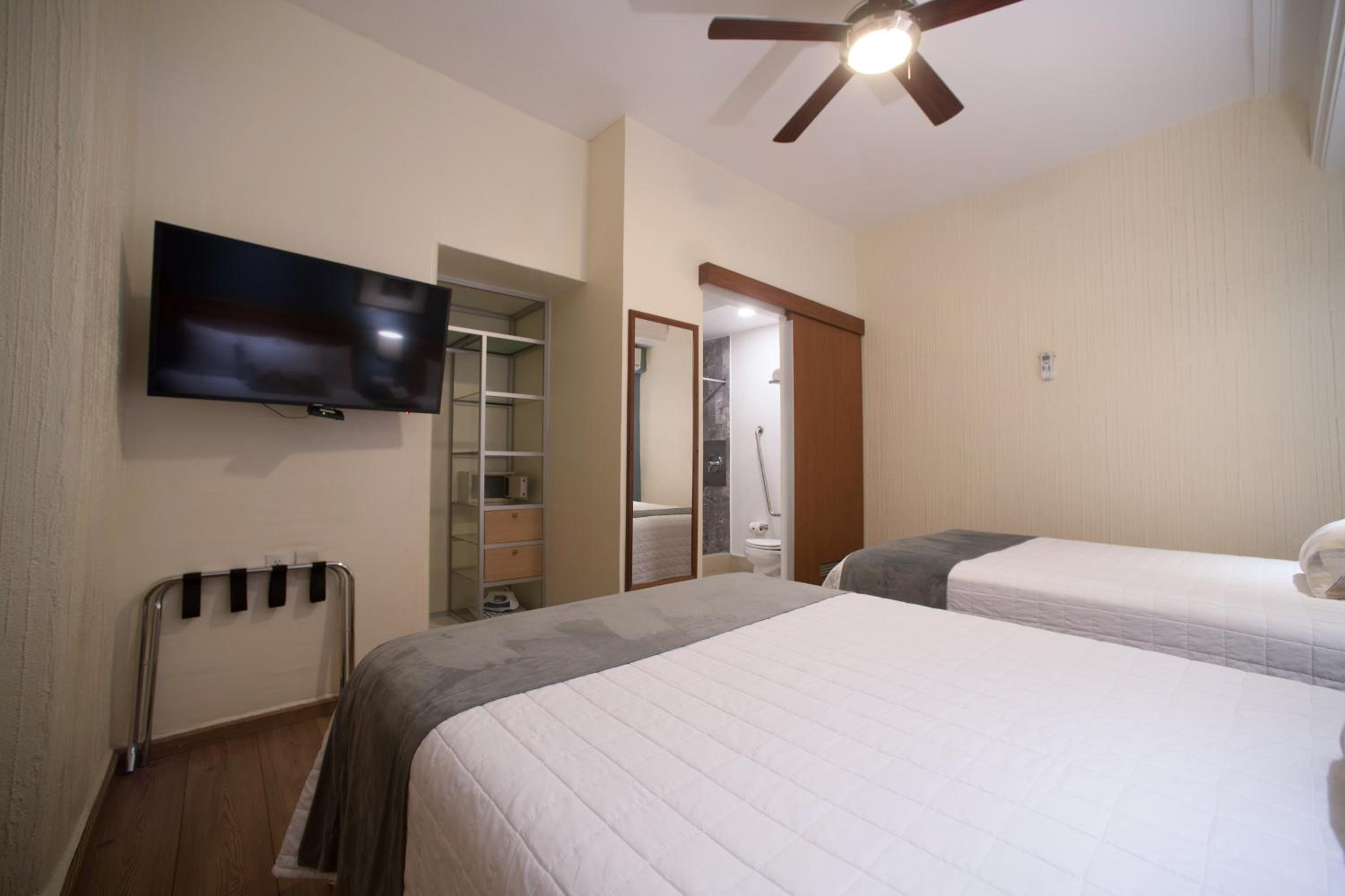 Twin Room - Disability Access - Photo 5
