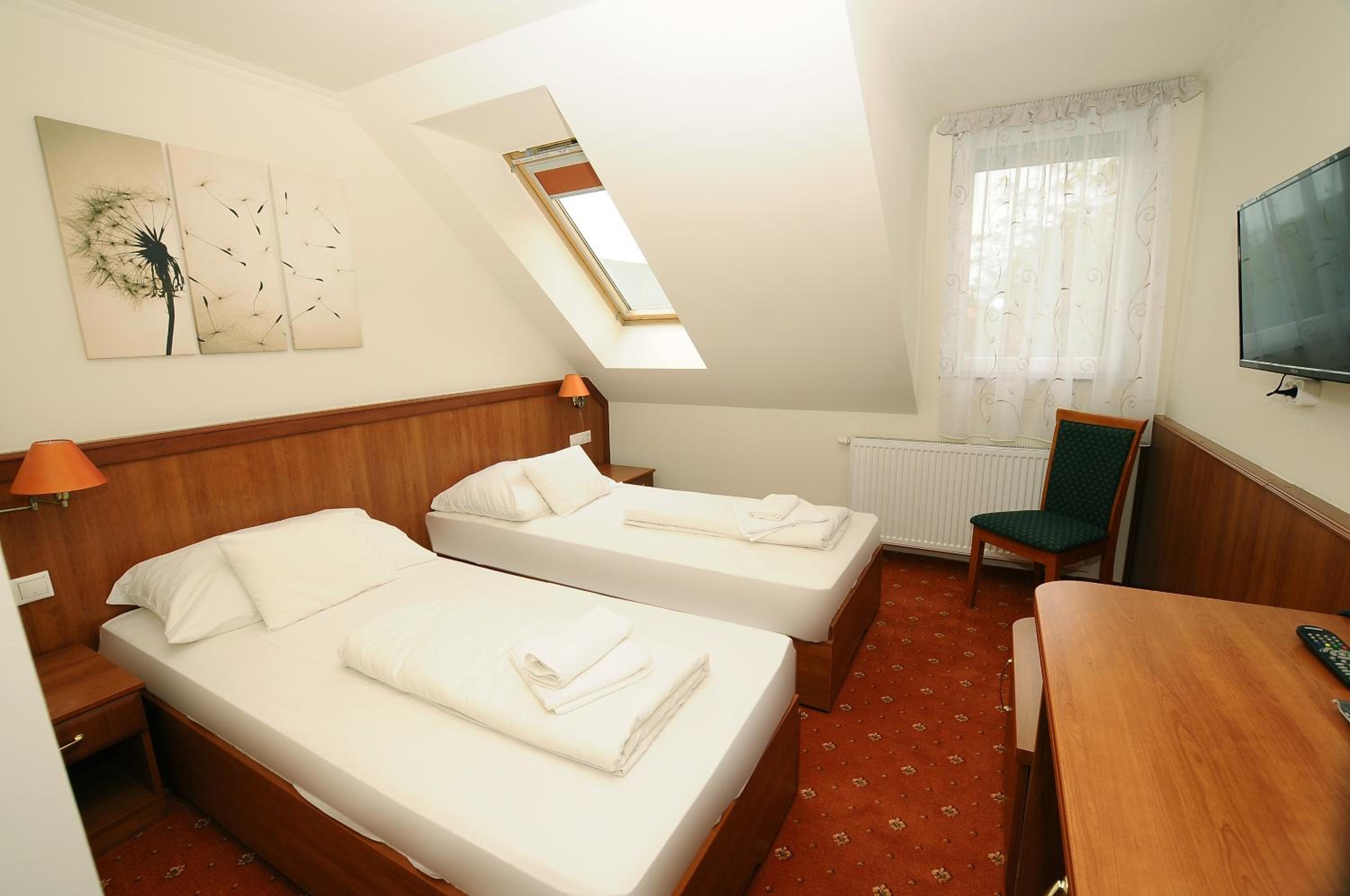 Twin Room - Photo 6