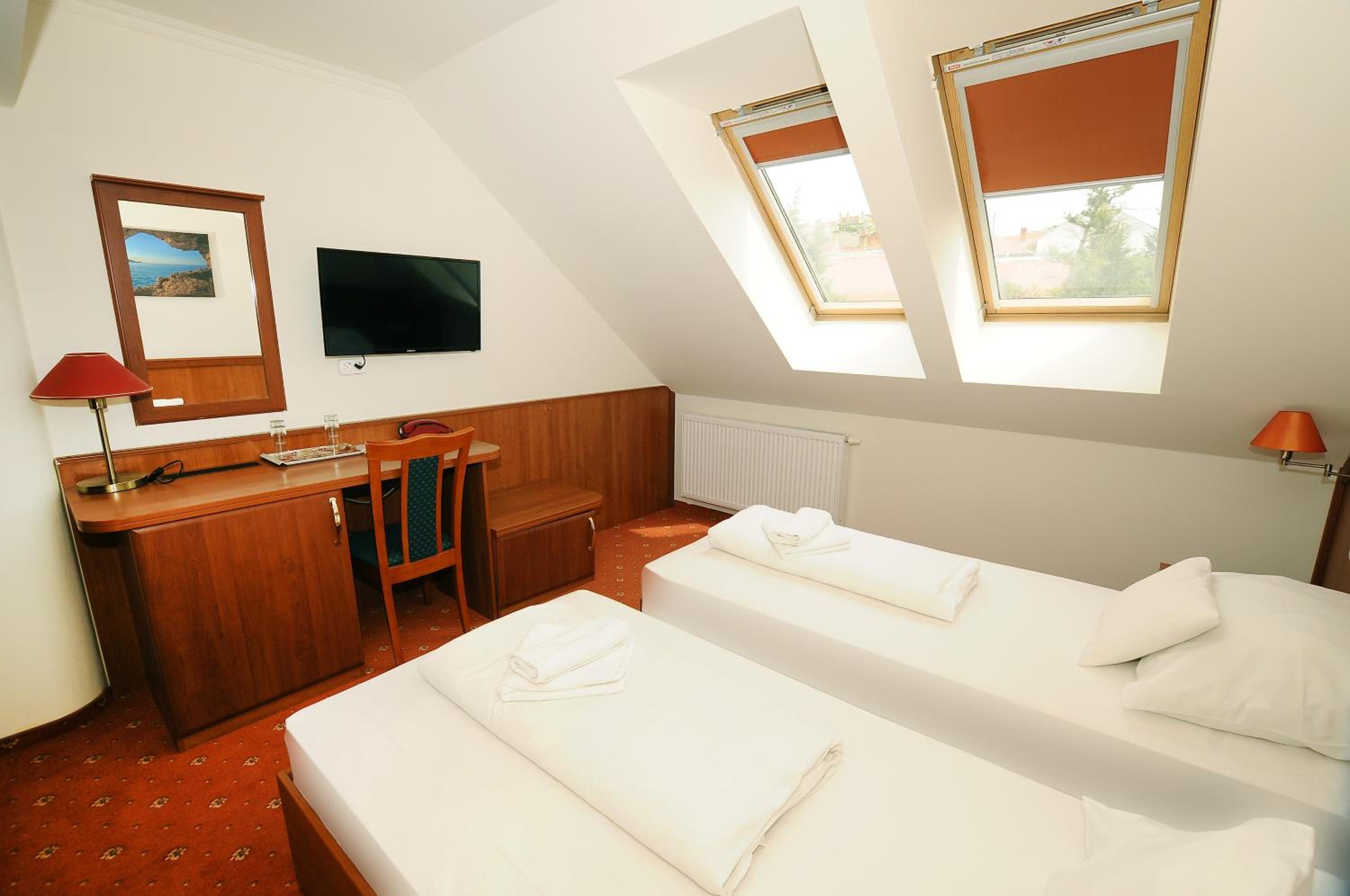 Twin Room - Photo 9