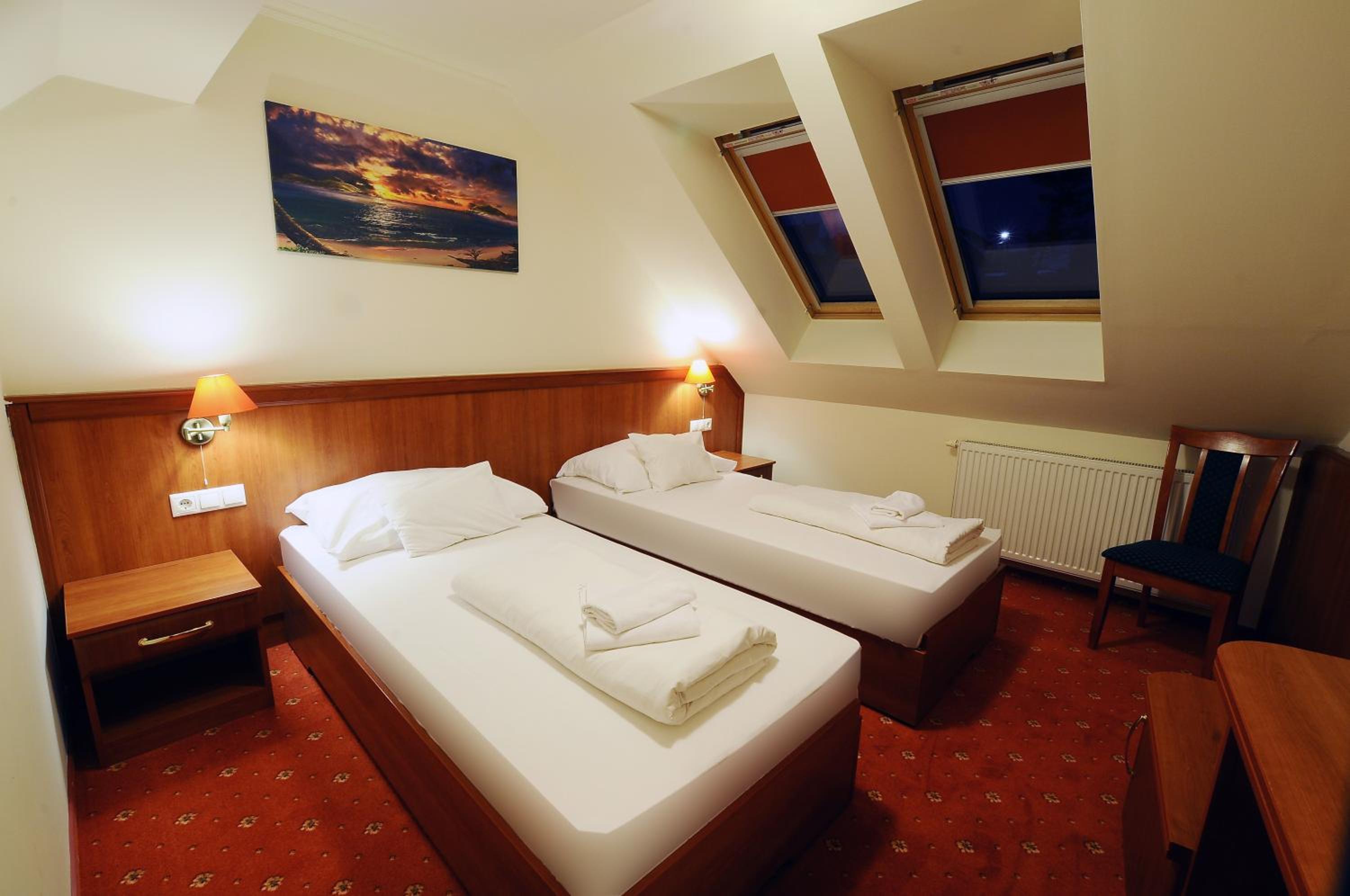 Twin Room - Photo 10