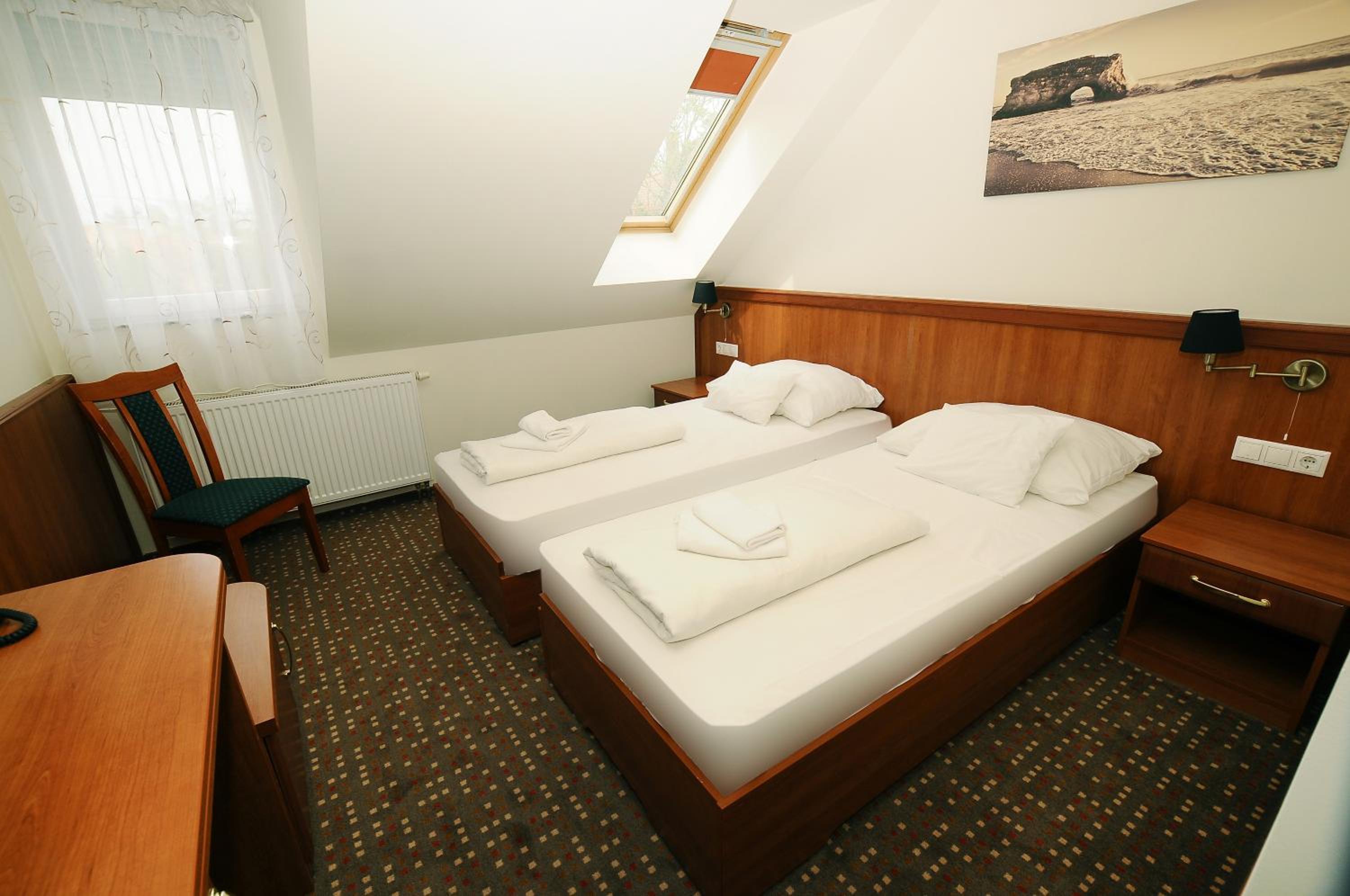 Twin Room - Photo 12