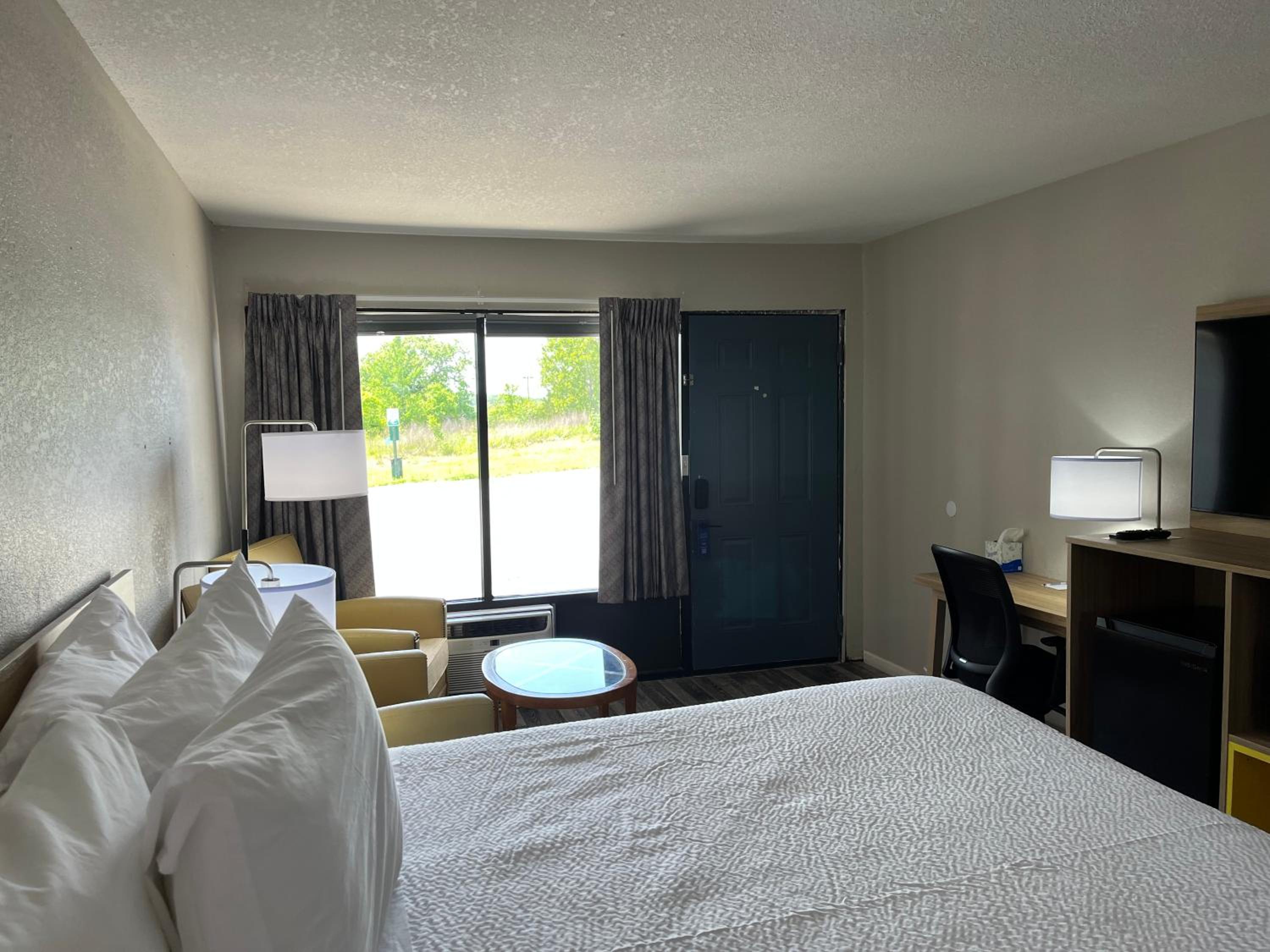 King Room - Pet Friendly/Non-Smoking - Photo 10