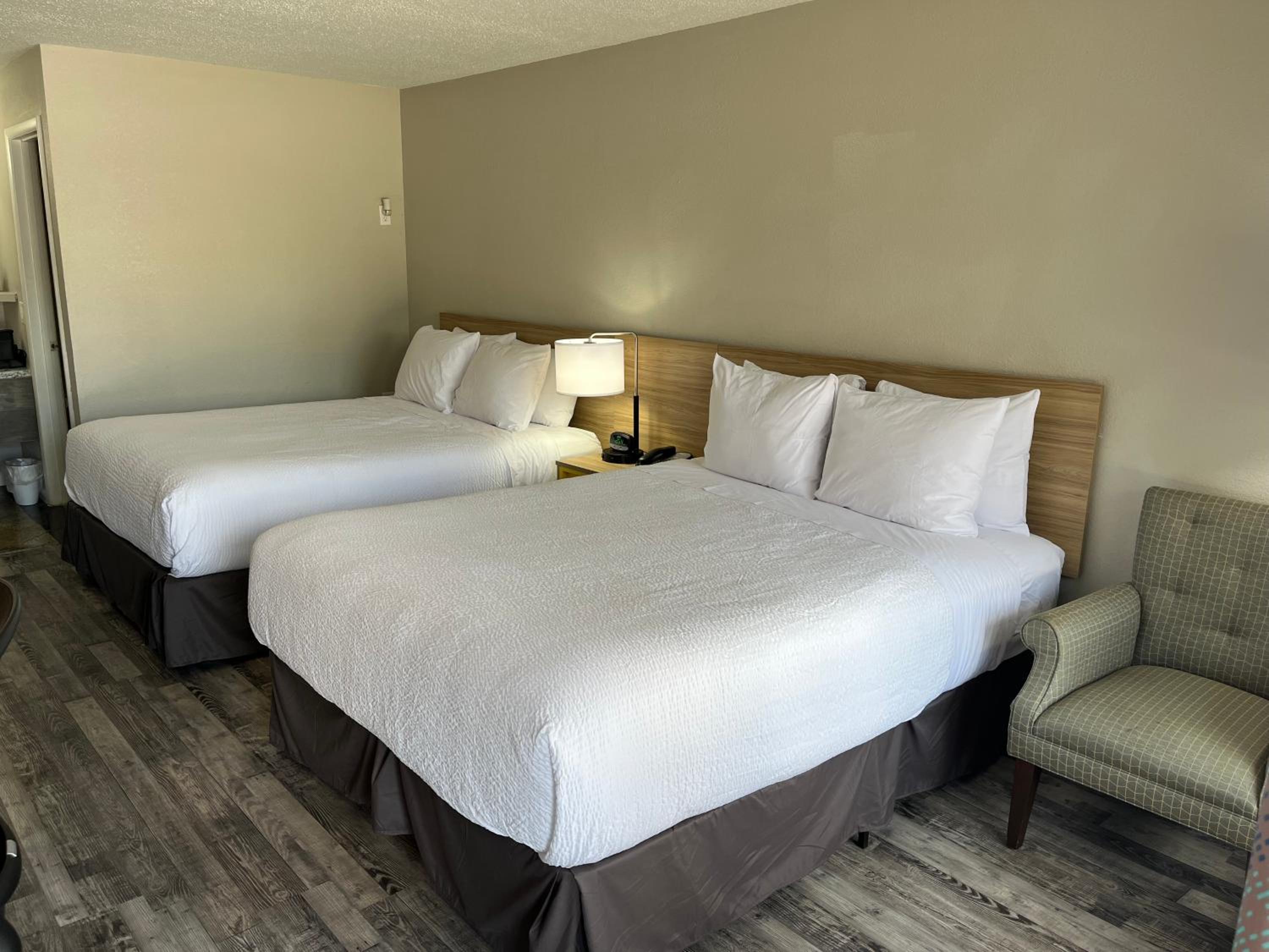 Queen Room with Two Queen Beds - Non-Smoking - Photo 10