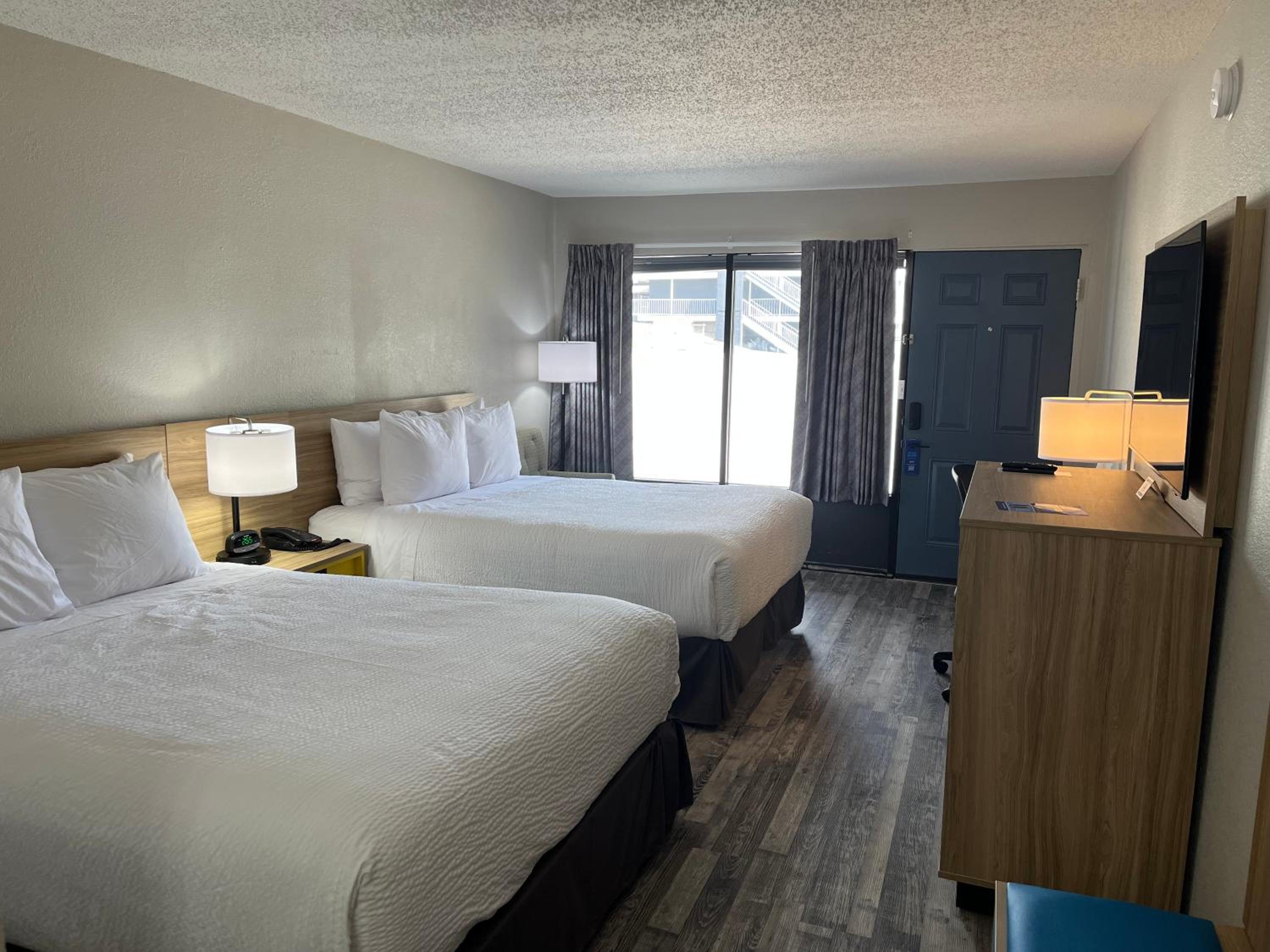Queen Room with Two Queen Beds - Non-Smoking - Photo 9