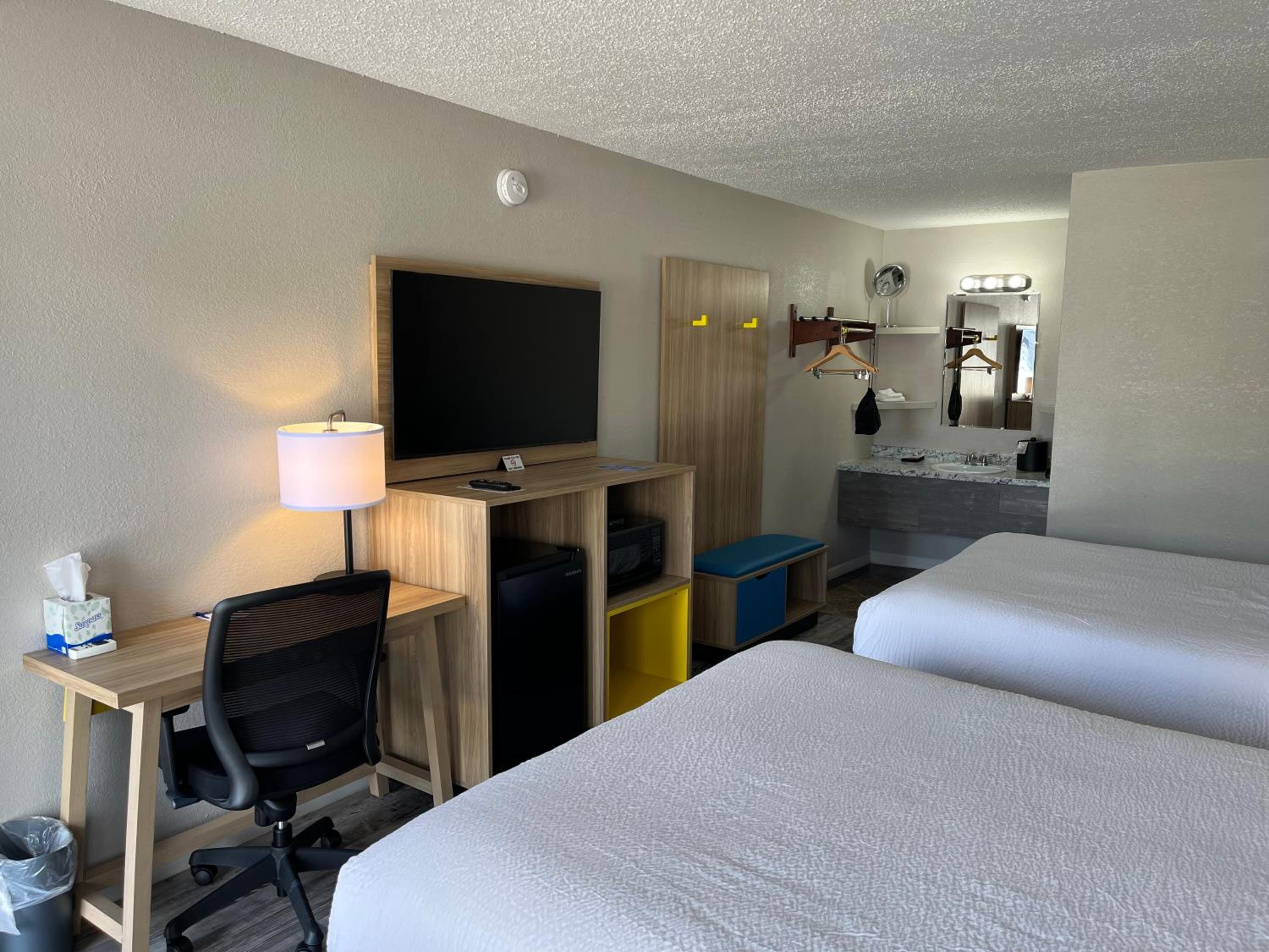 Queen Room with Two Queen Beds - Non-Smoking - Photo 7