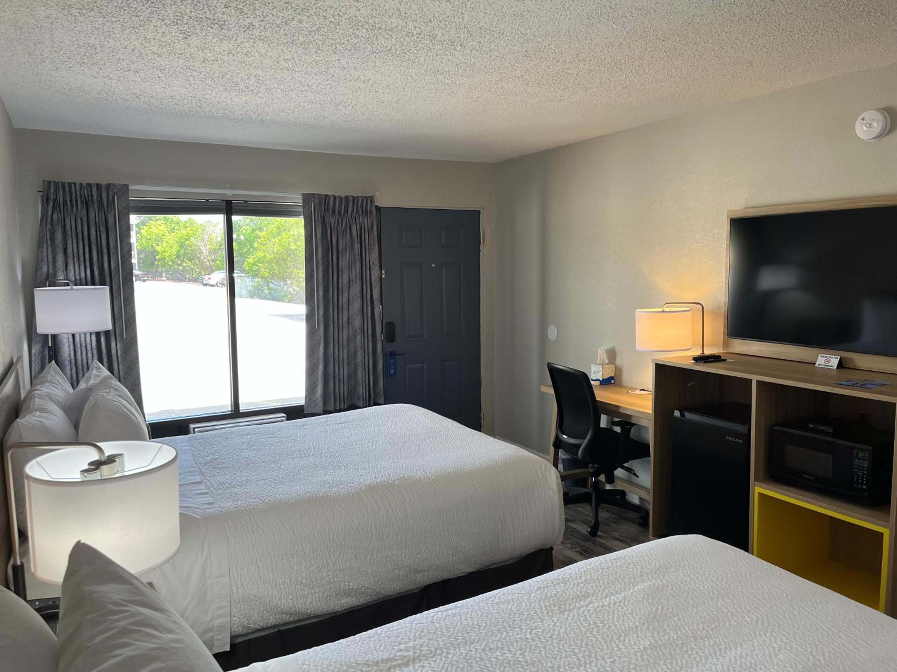 Queen Room with Two Queen Beds - Non-Smoking - Photo 8