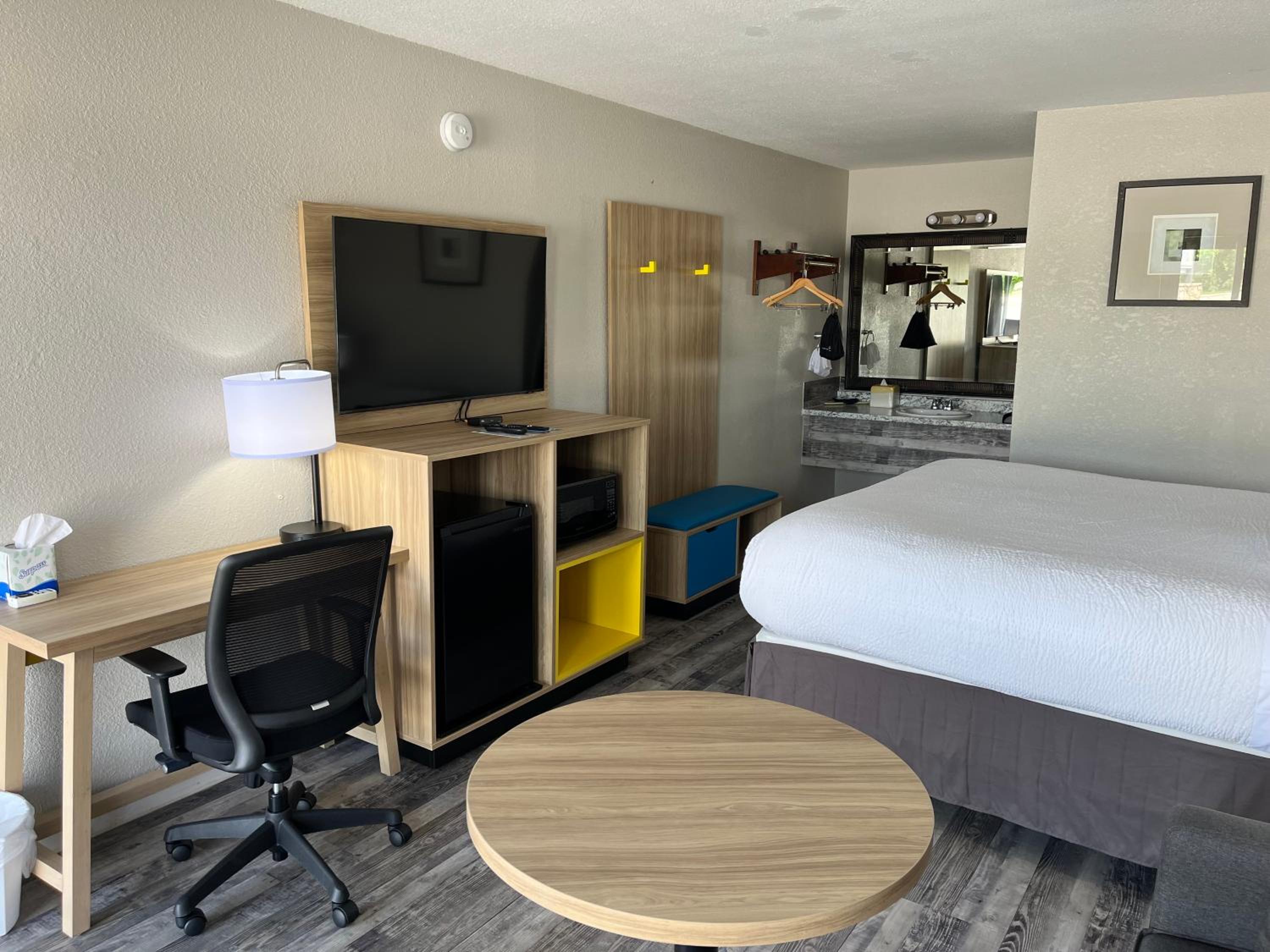 King Room - Non-Smoking - Photo 10