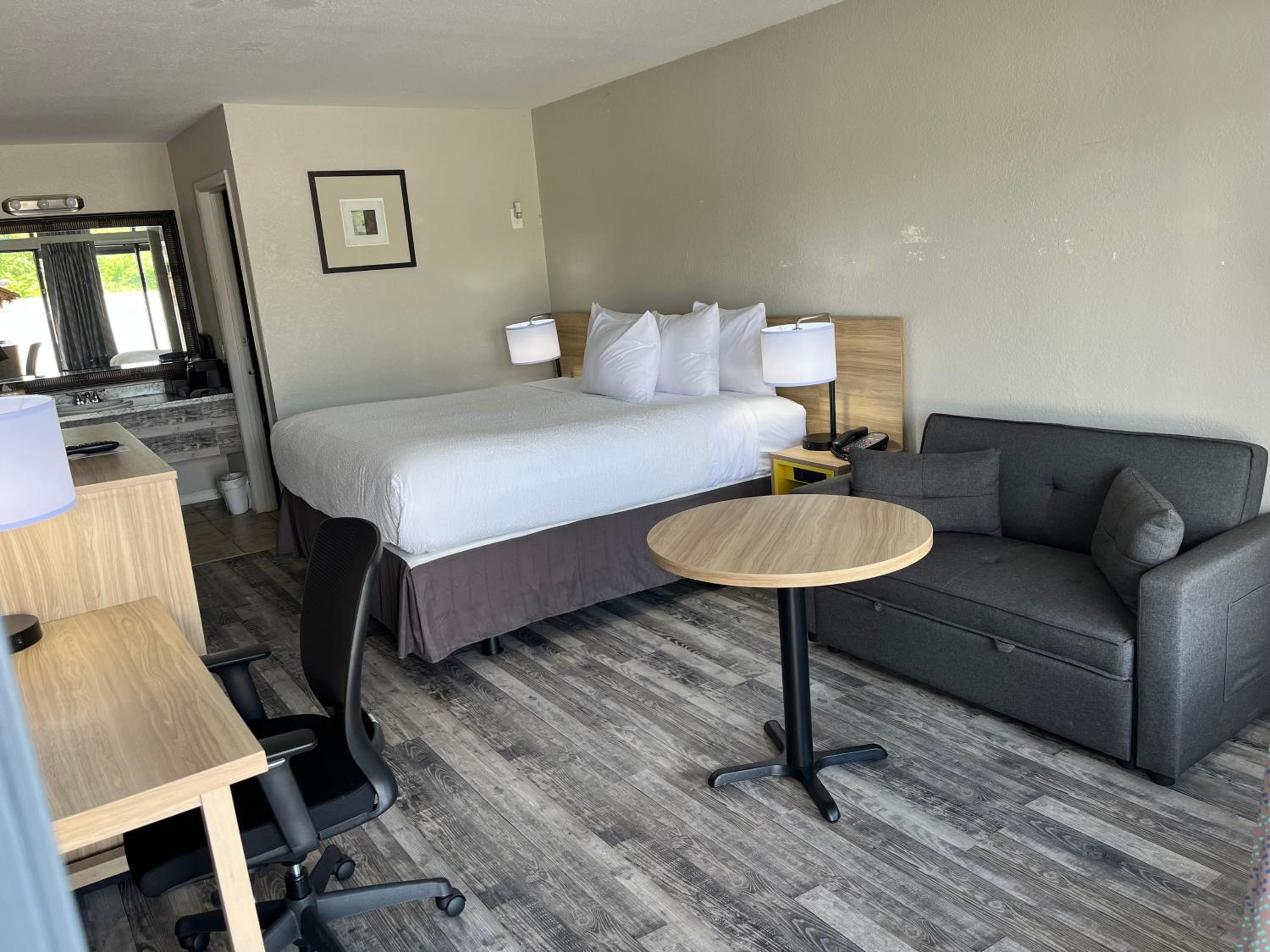 King Room - Non-Smoking - Photo 6