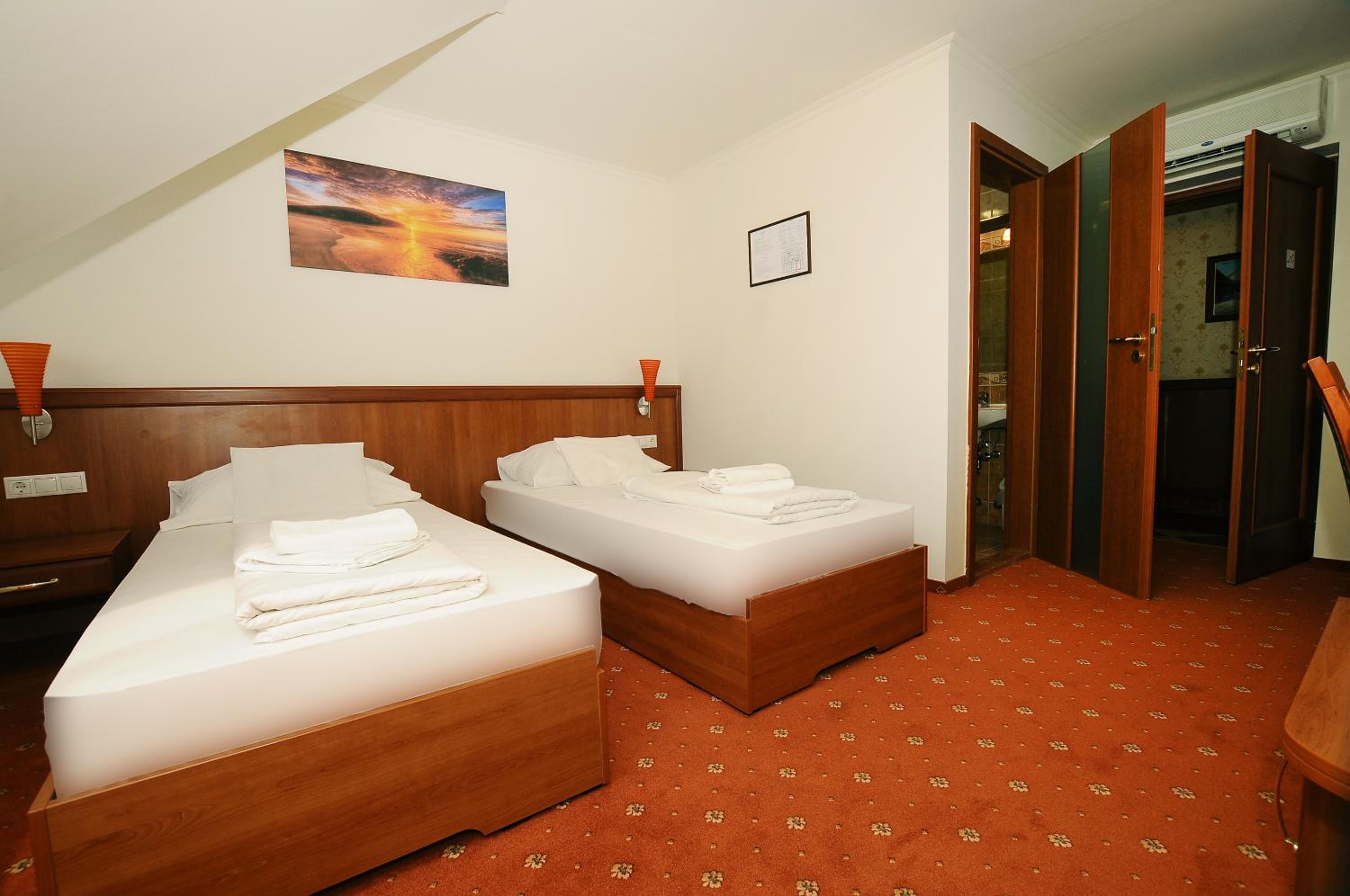 Twin Room - Photo 11