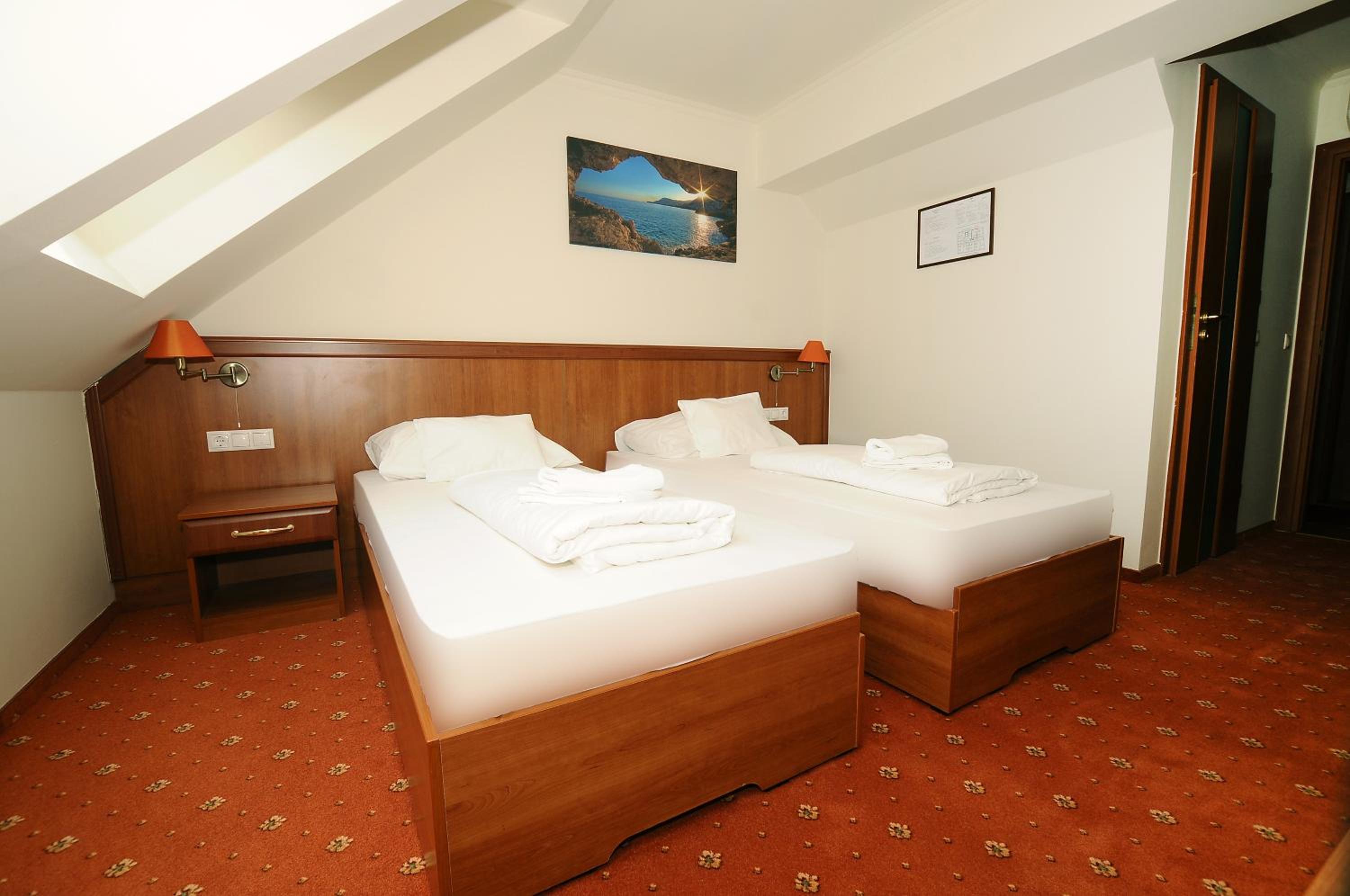Twin Room - Photo 5