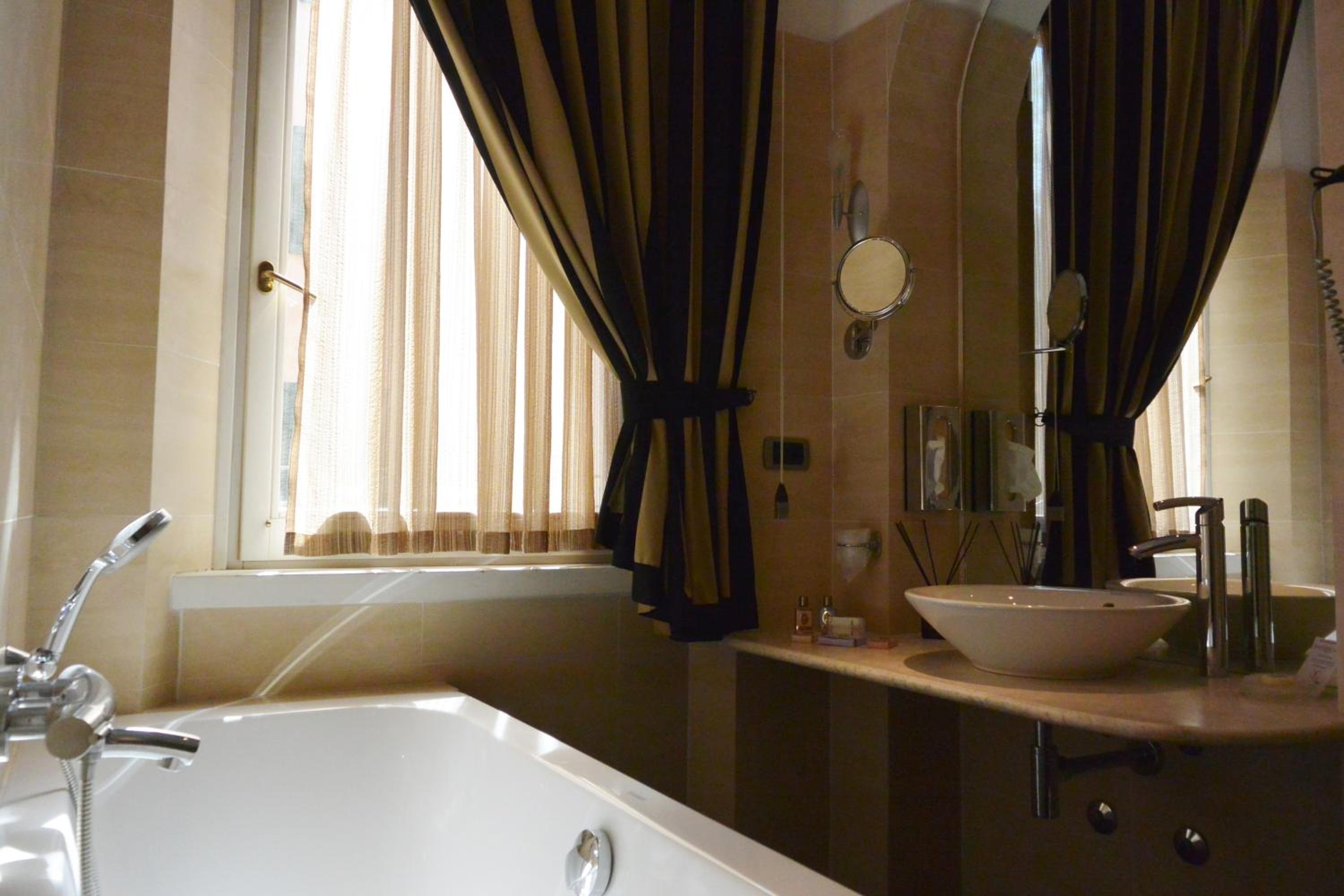 Deluxe Double Room - Photo 16