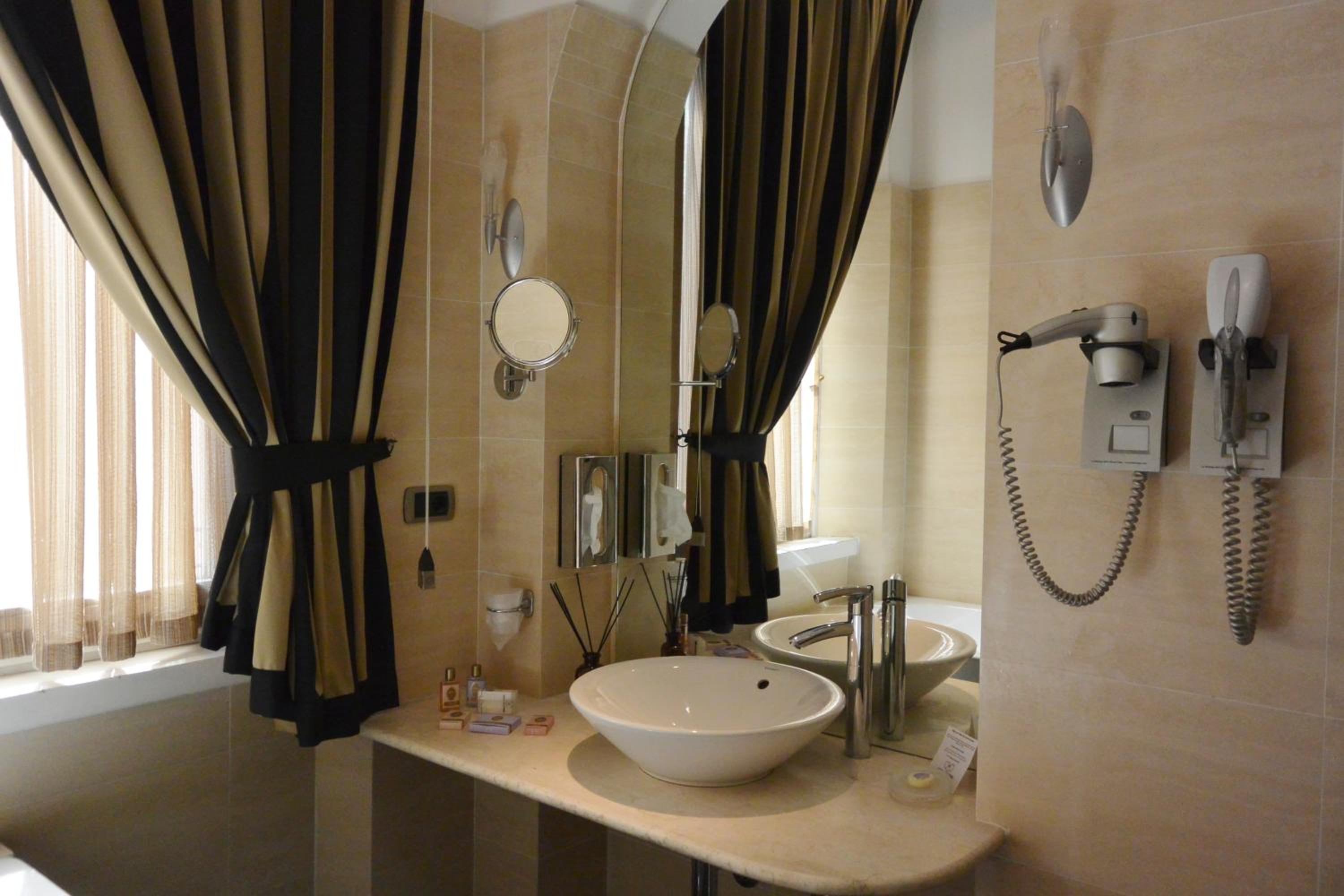 Deluxe Double Room - Photo 17