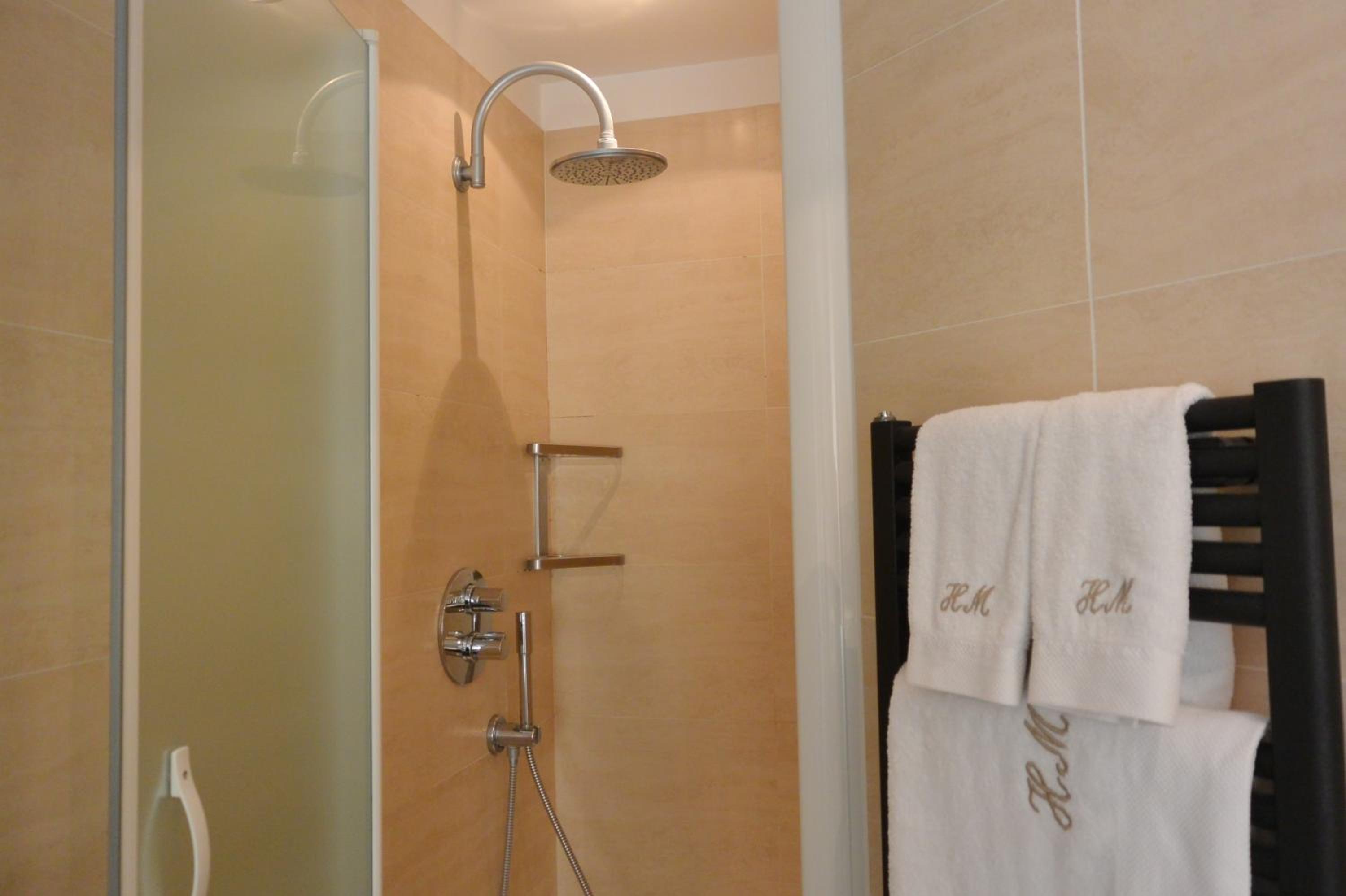 Deluxe Double Room - Photo 12
