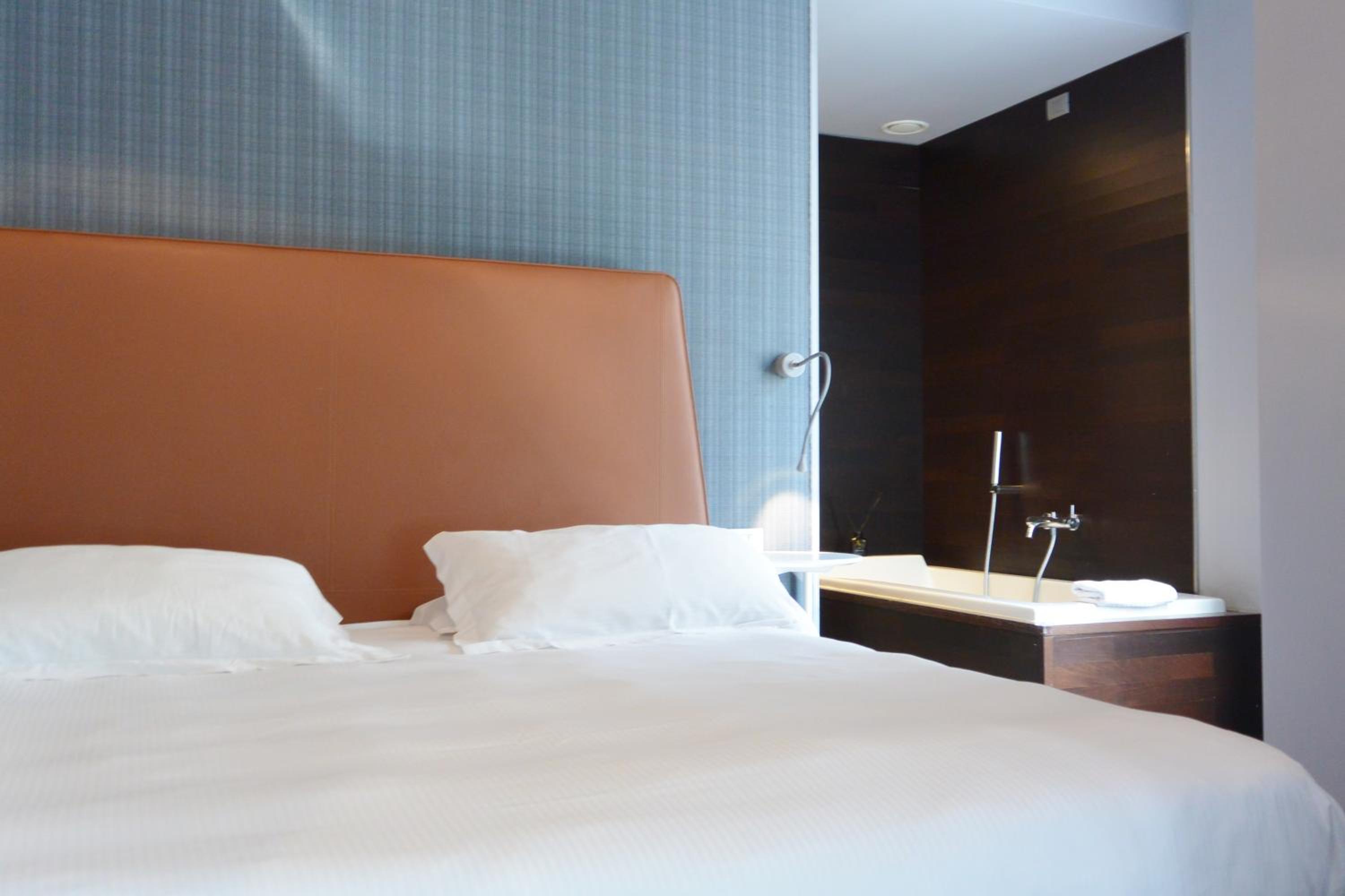 Deluxe Double Room - Photo 13