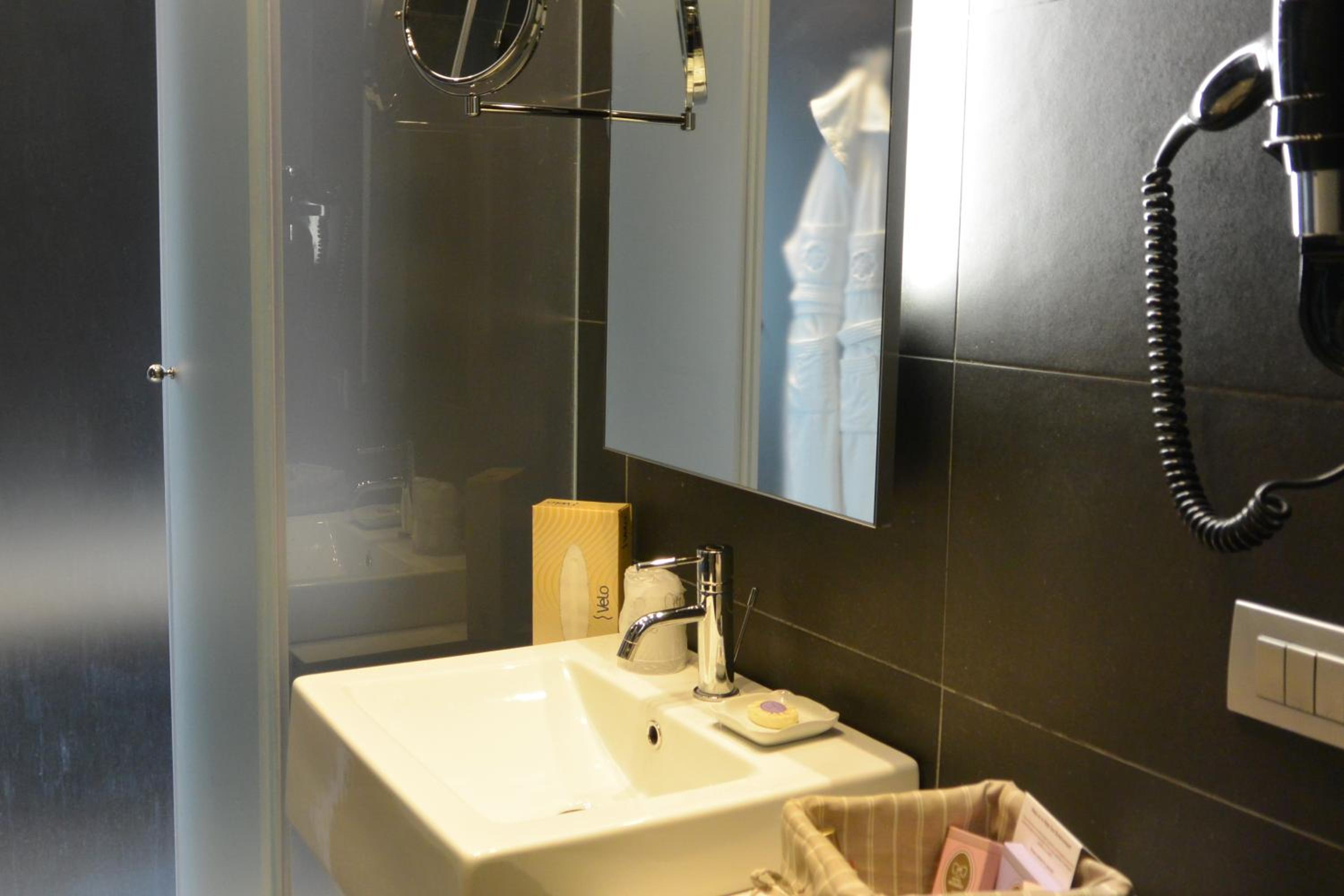 Deluxe Double Room - Photo 11