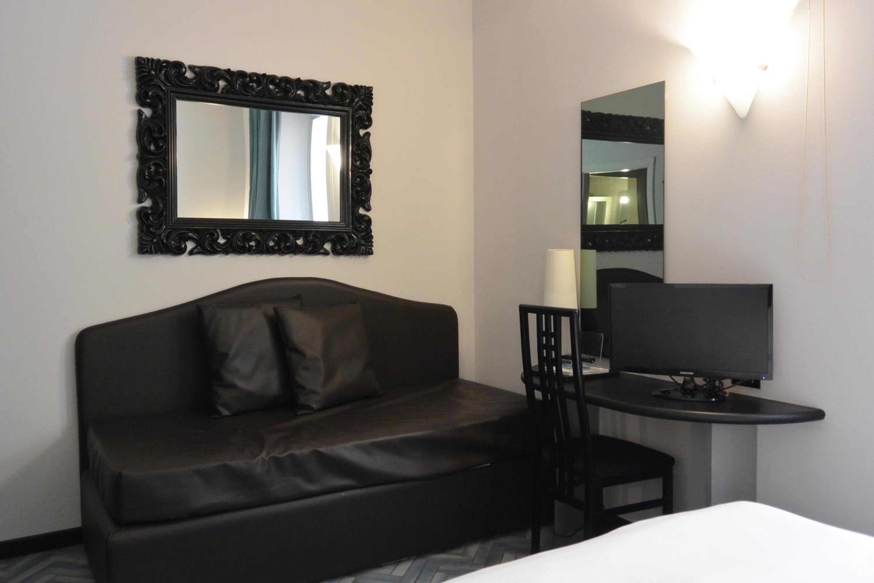 Standard Double Room - Photo 9