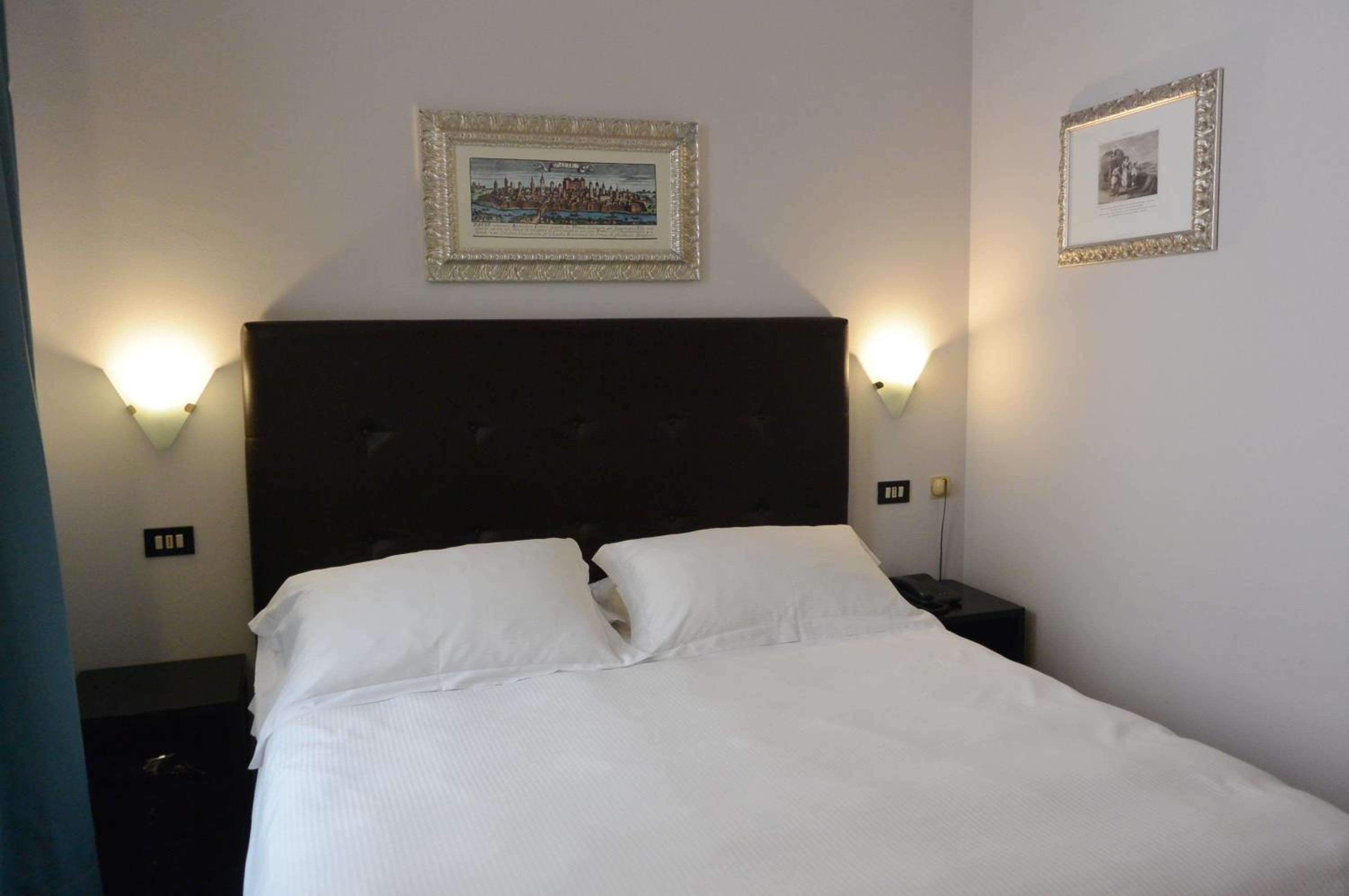 Standard Double Room - Photo 11