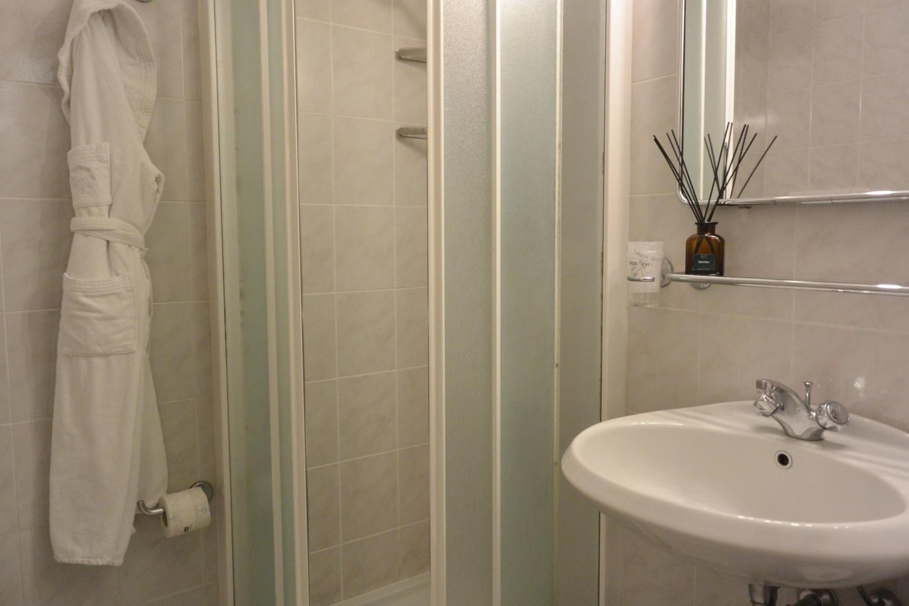Standard Double Room - Photo 3