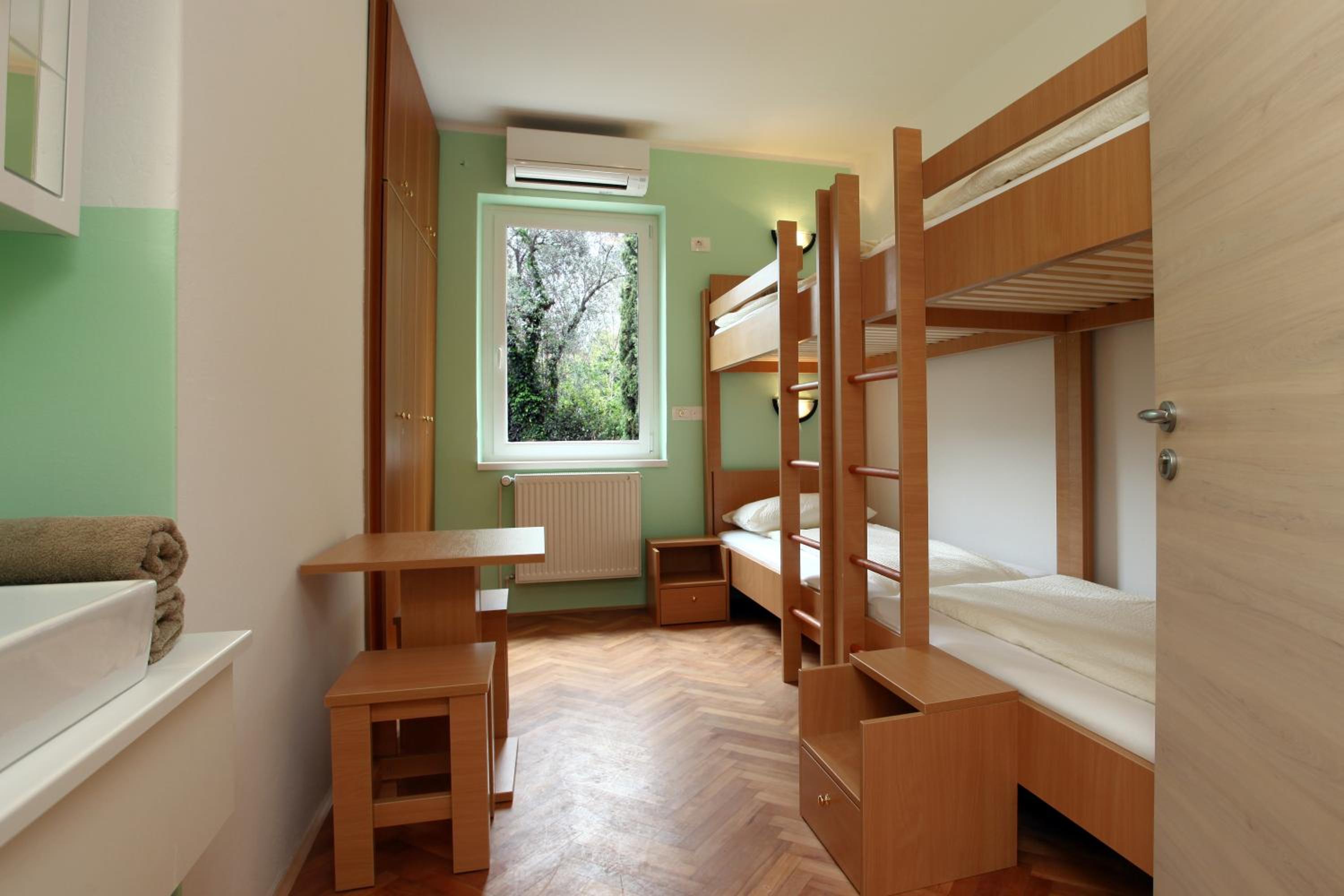 Quadruple Room - Photo 11