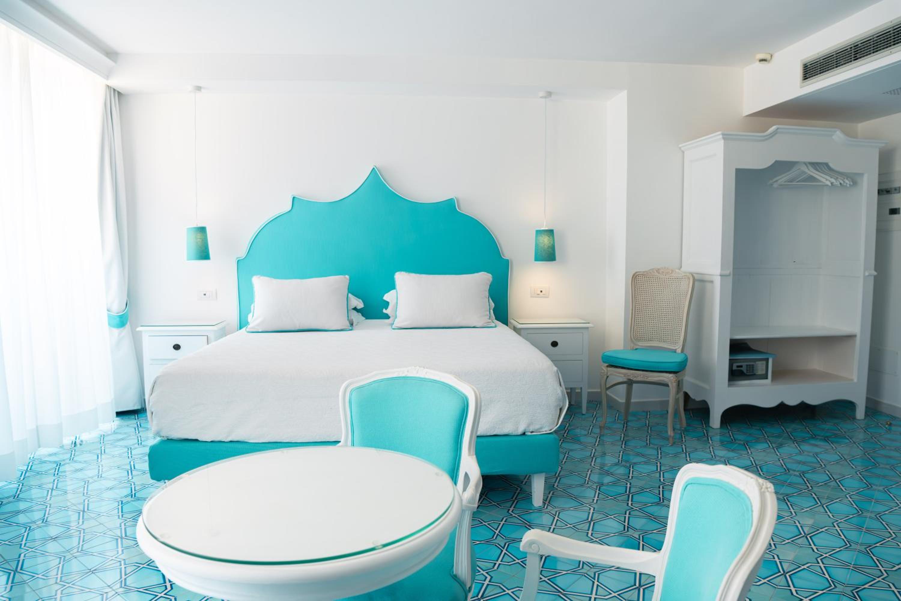 Suite with Indoor Spa Bath and Sea View - Photo 1