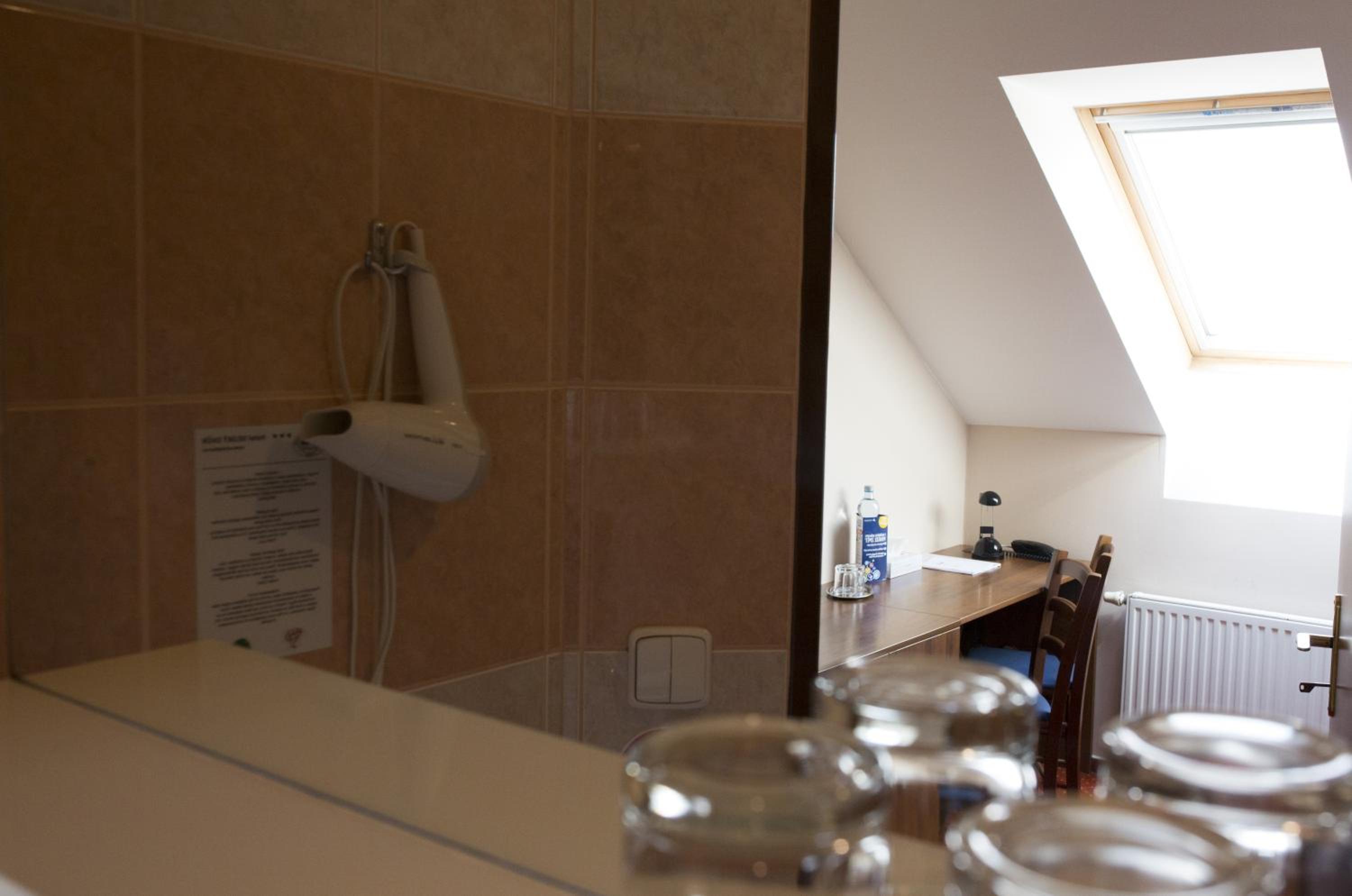 Standard Double or Twin Room - Photo 2