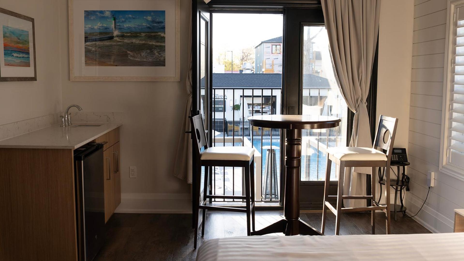 Deluxe King Suite - Photo 7