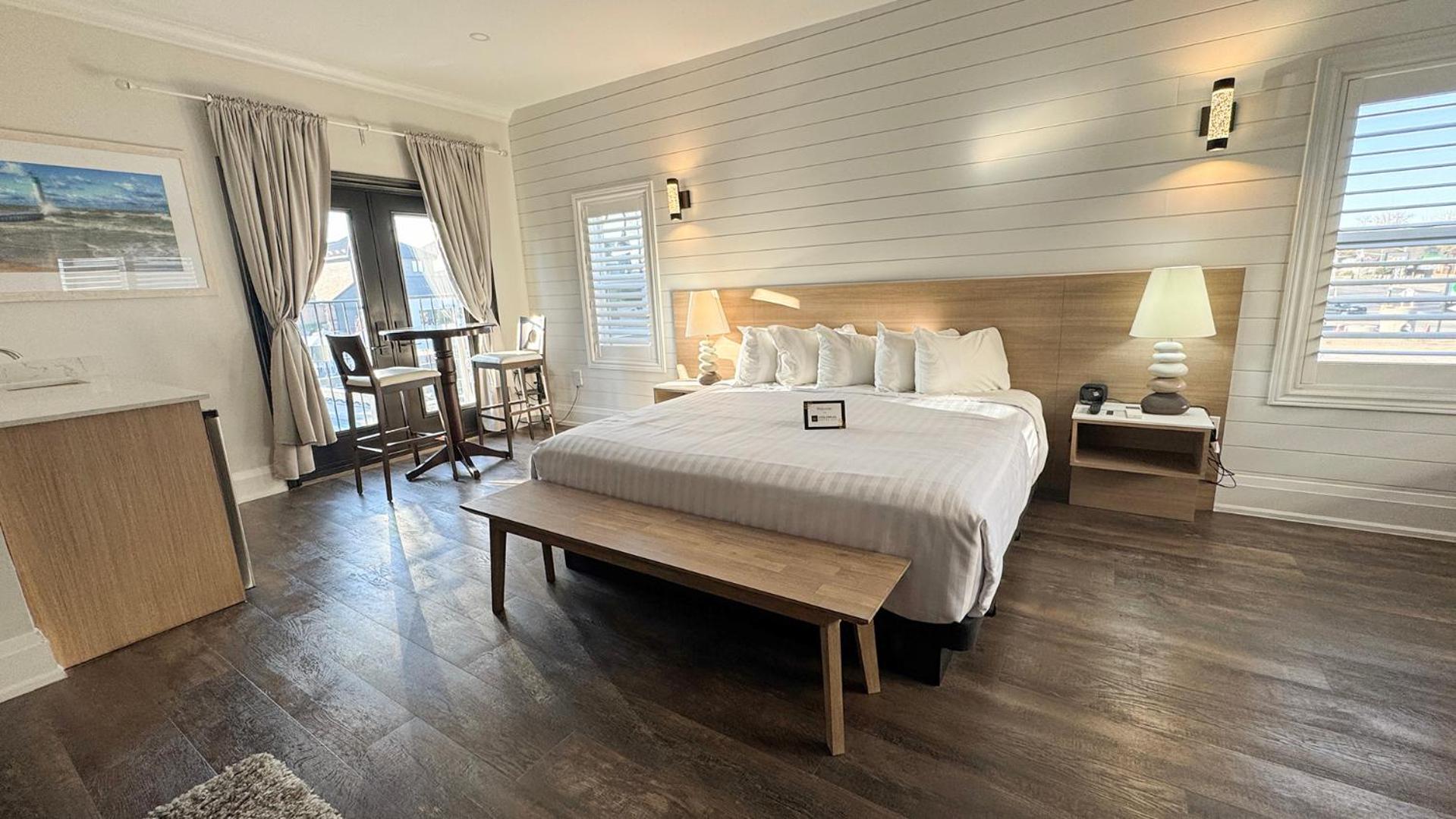 Deluxe King Suite - Photo 8