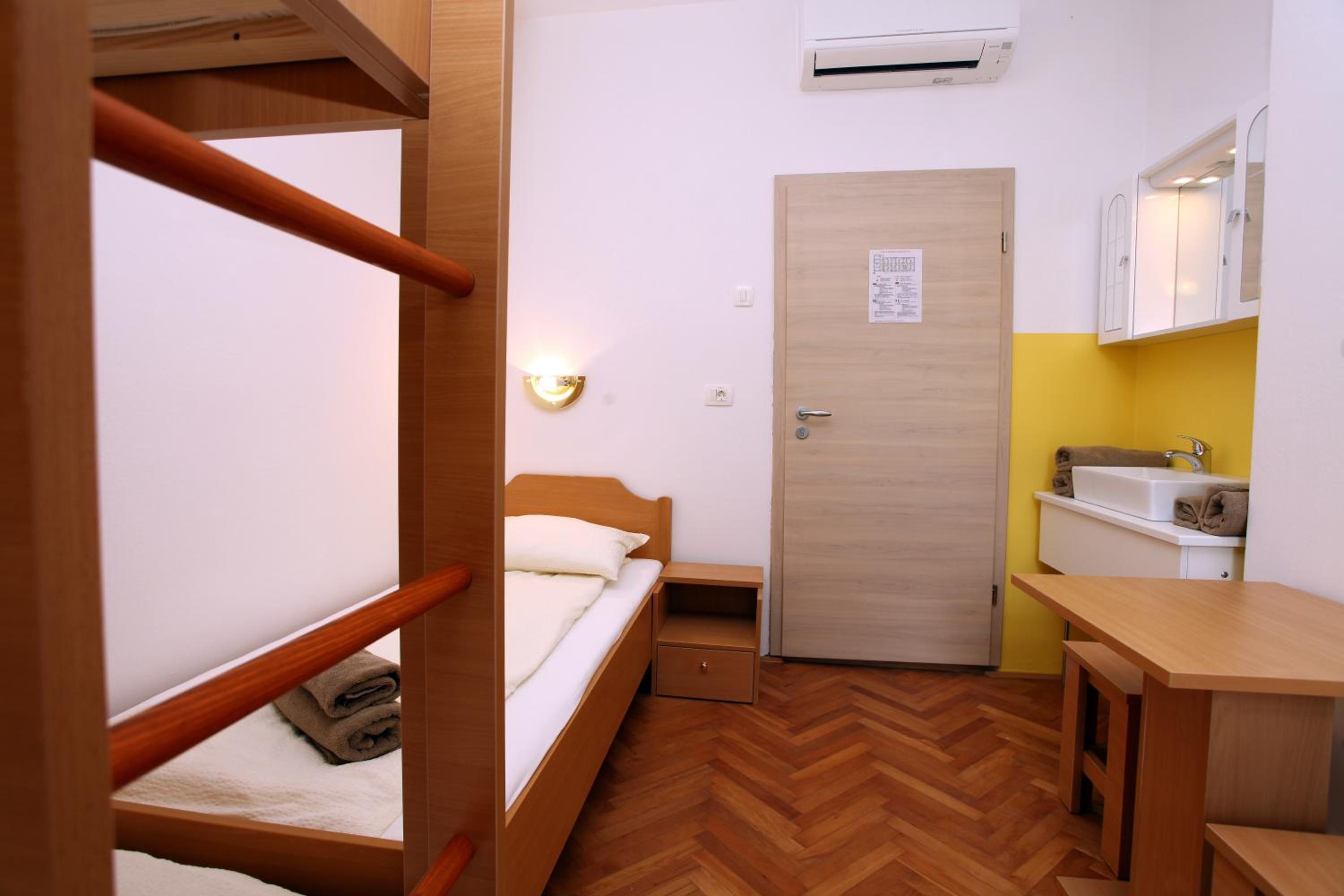 Triple Room - Photo 6