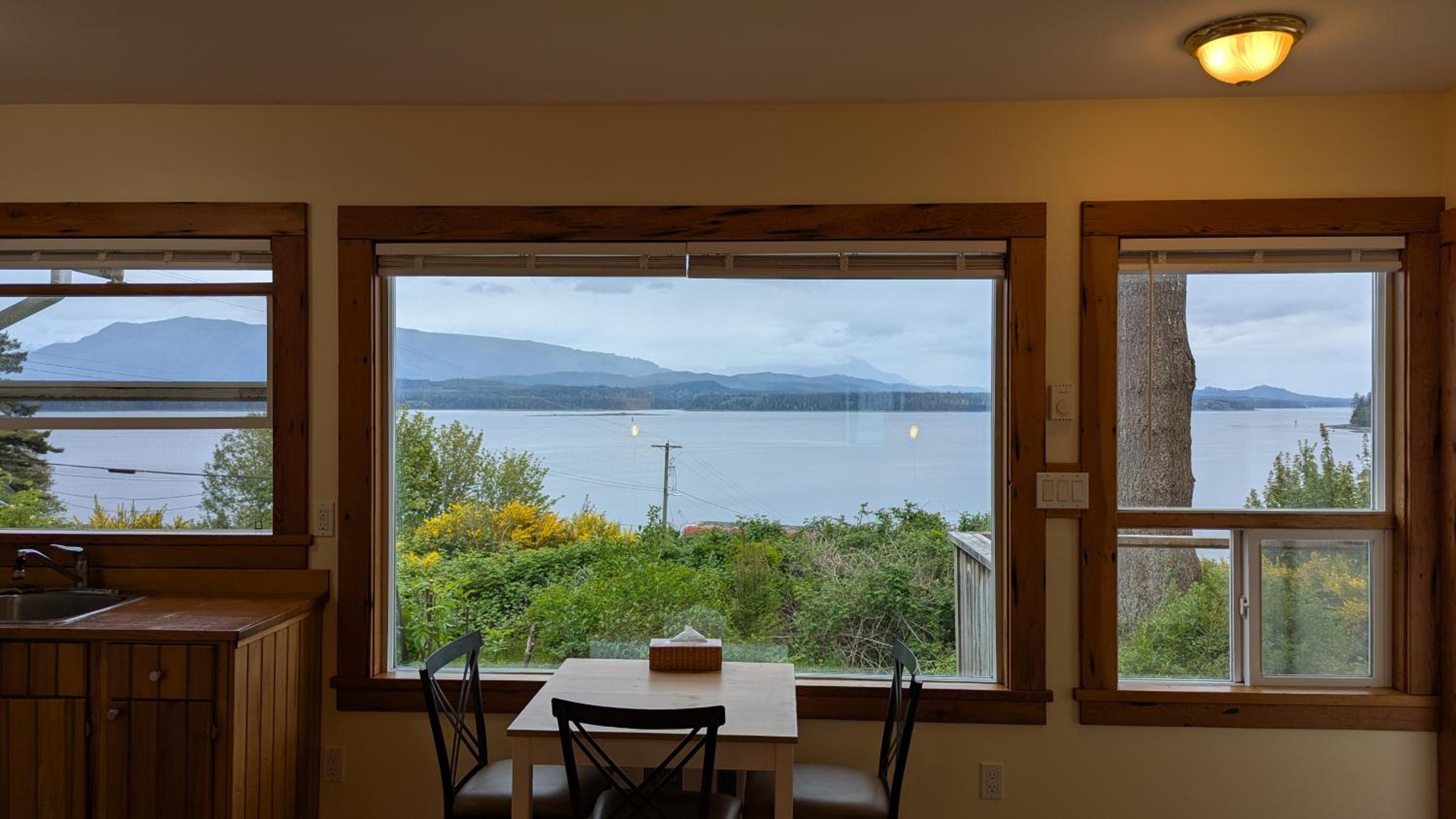 One-Bedroom Apartment with Balcony and Sea View photo 3