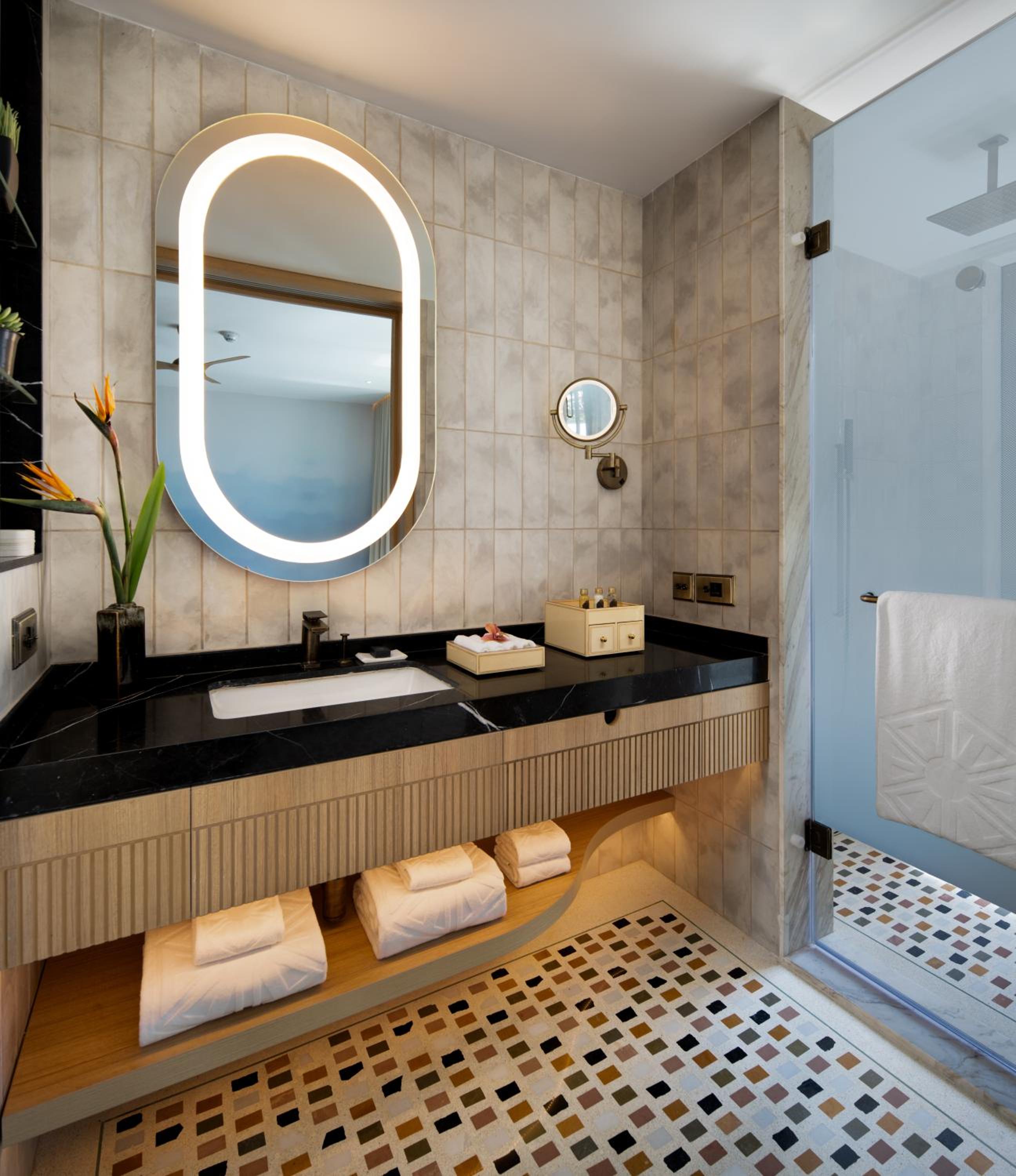 Grand Luxury Room King Bed with Plunge Pool - Photo 4