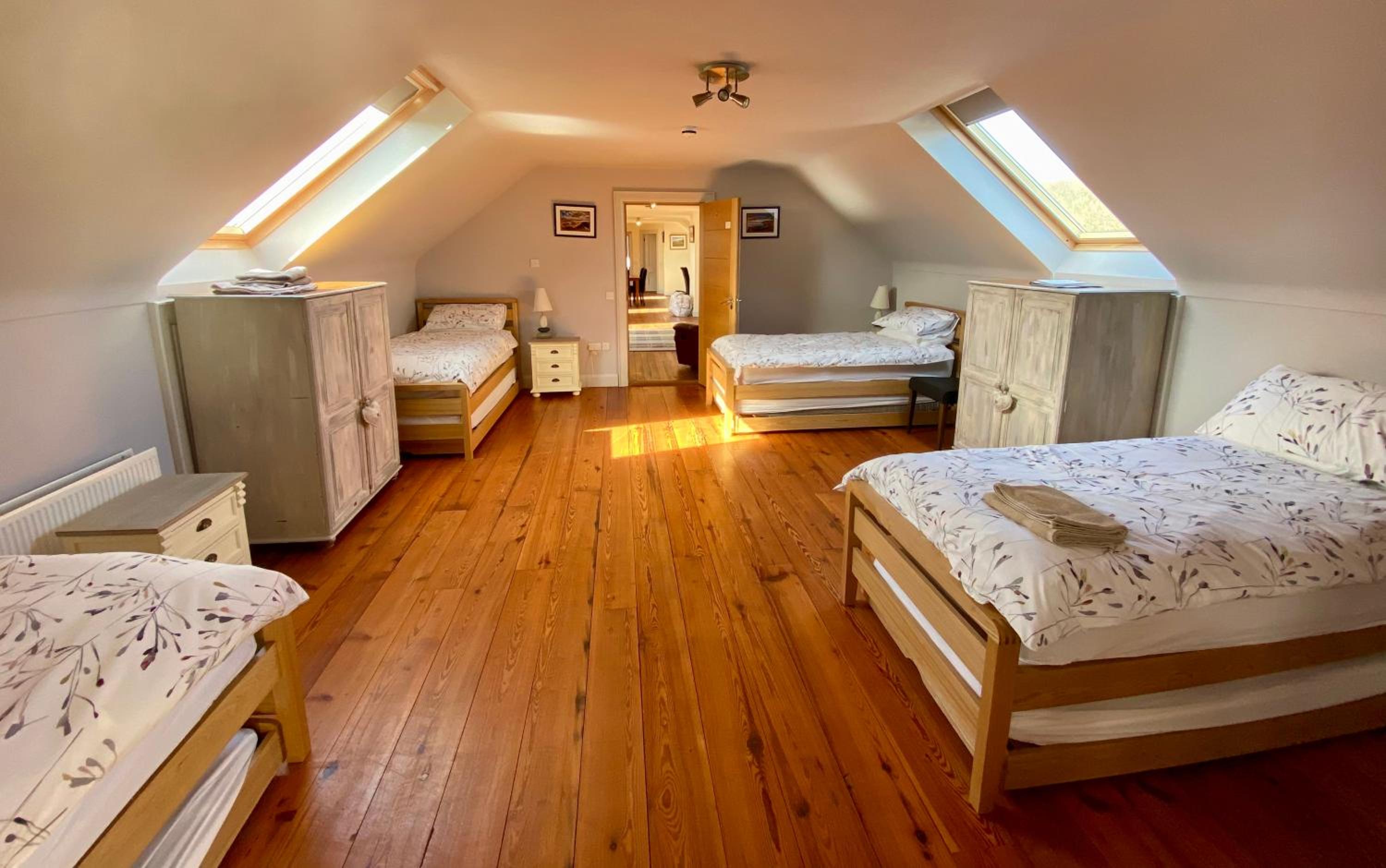 Economy Twin Room photo 3
