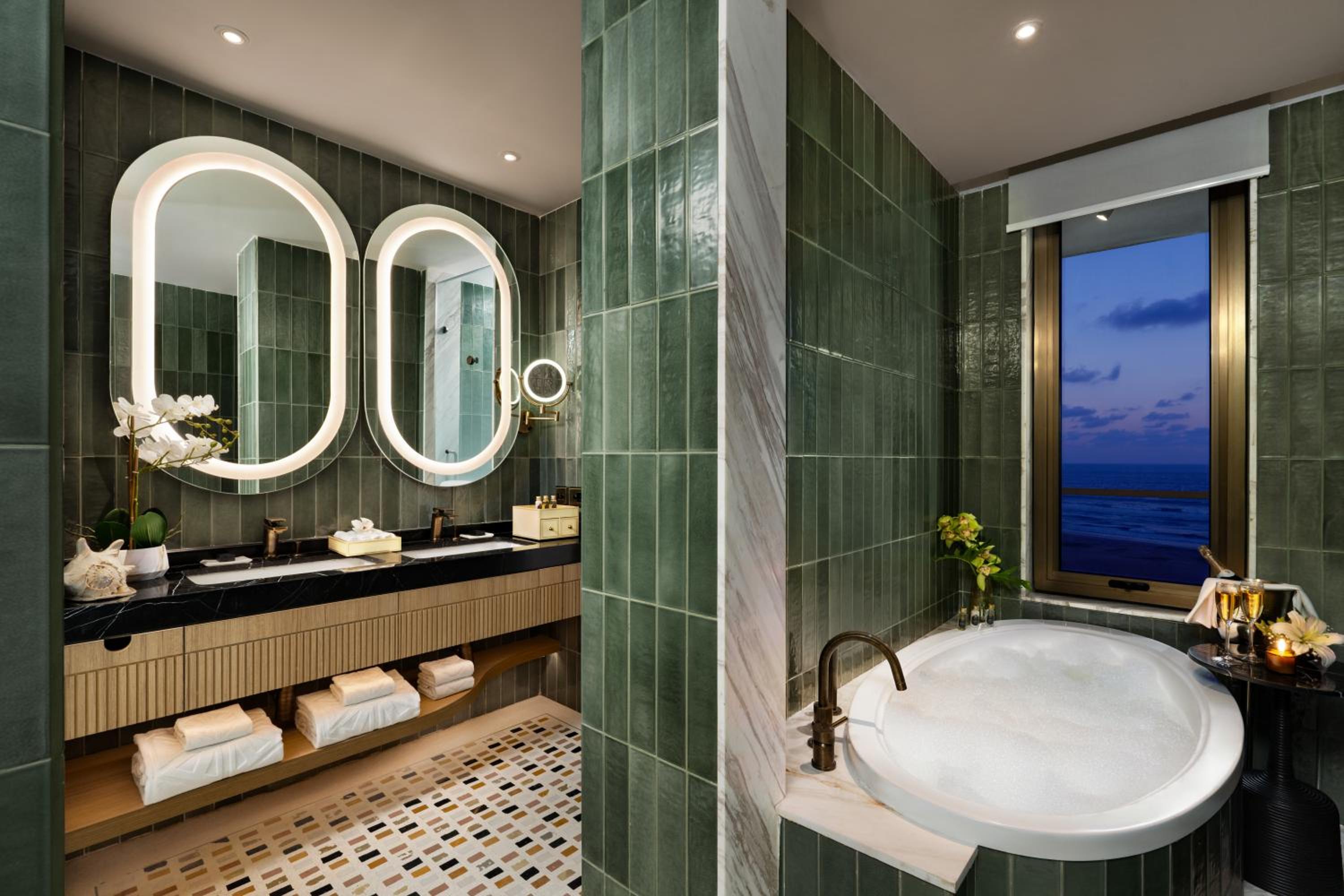 Executive Suite Sea View King Bed with Balcony photo 1