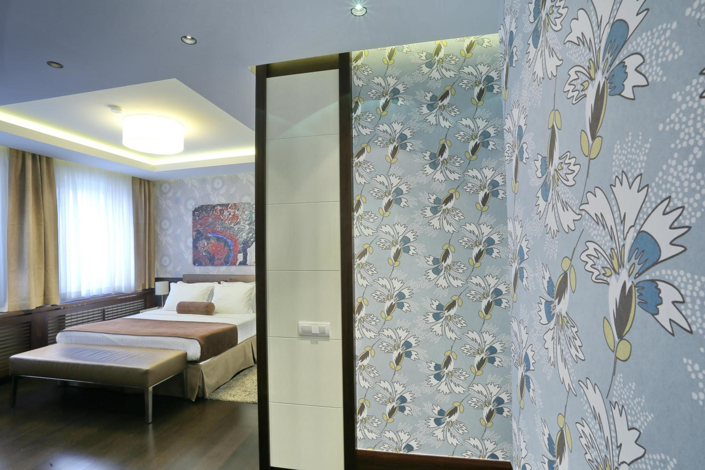 Superior King Suite with Free Parking - Photo 15