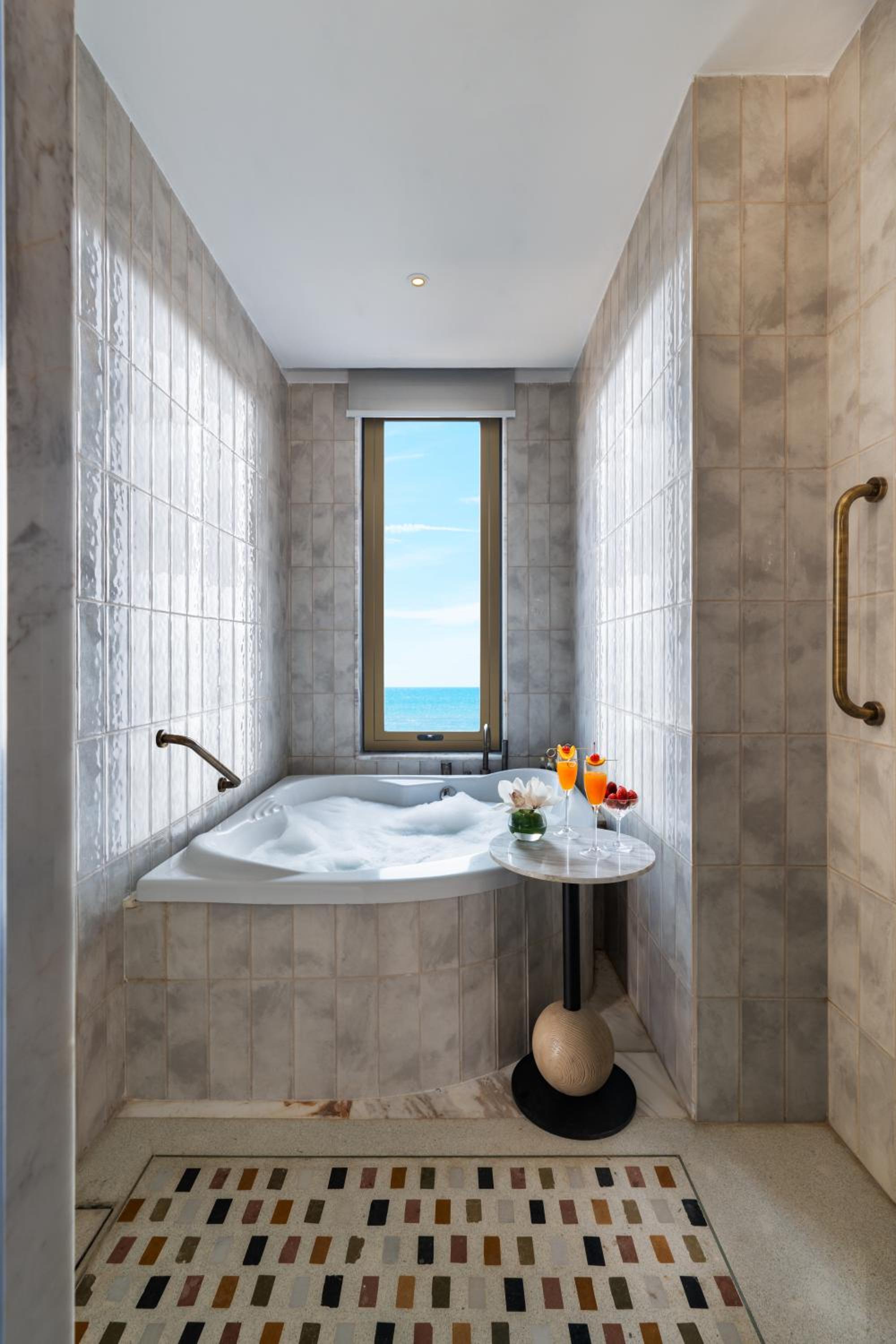 Luxury Sea View Room King Bed with Balcony - Photo 4
