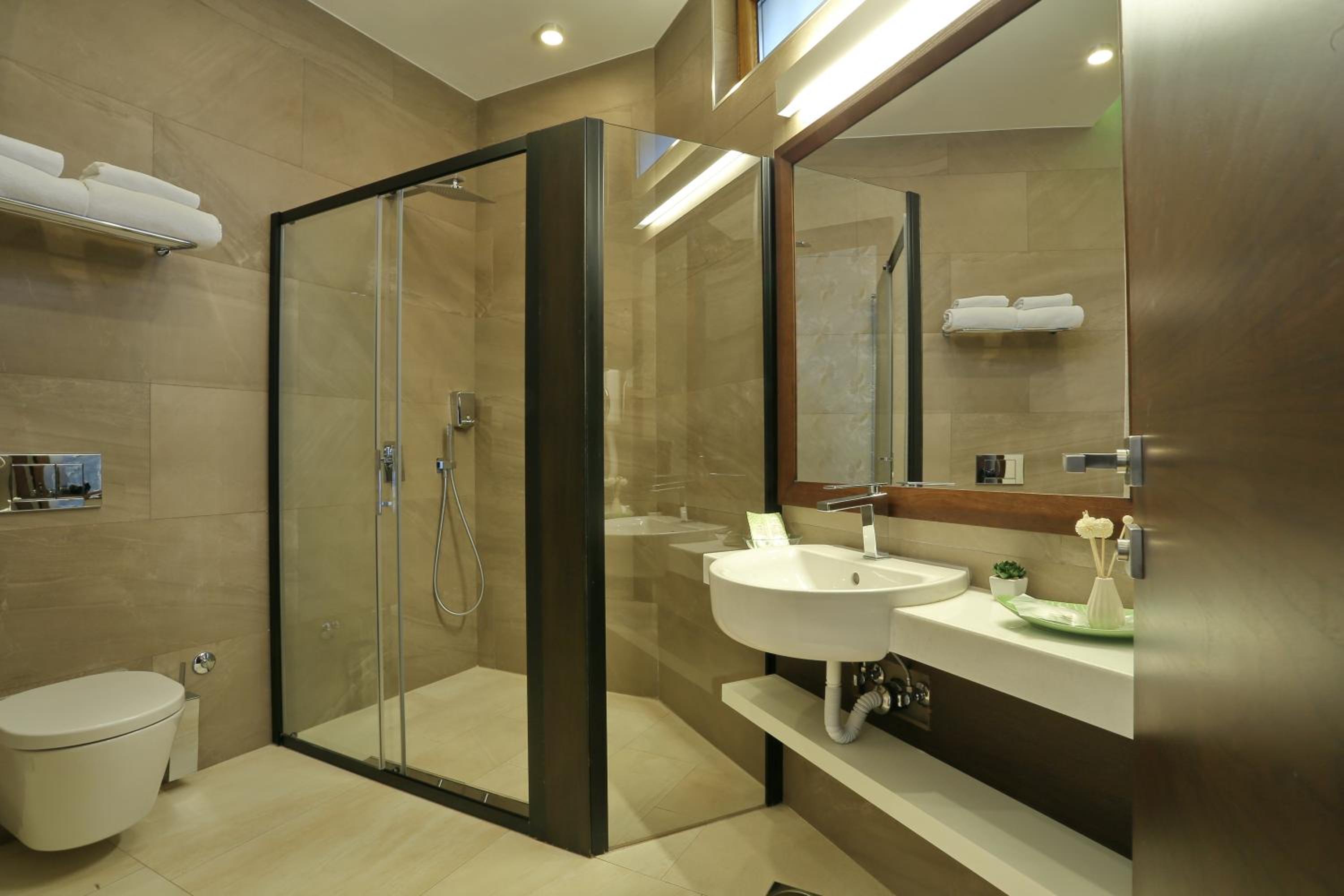 Superior King Suite with Free Parking - Photo 14