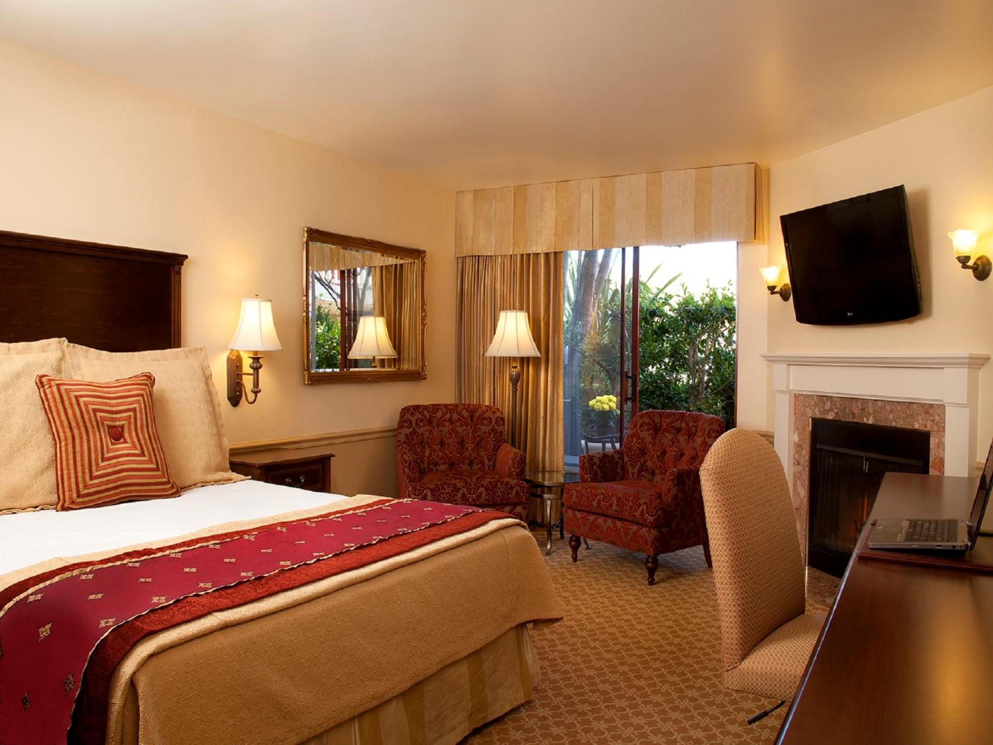 Deluxe King Room with Courtyard View - Non-Smoking photo 3