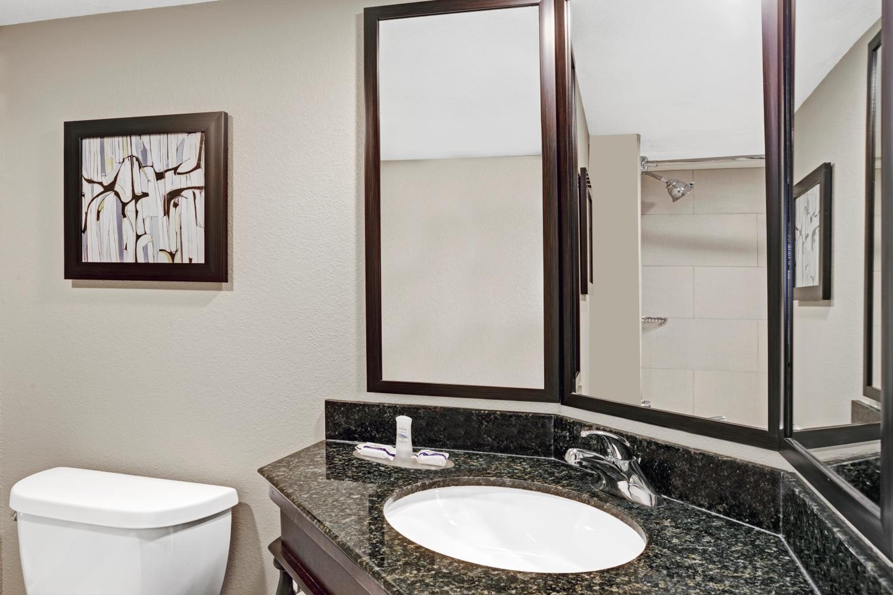 Queen Room With Two Queen Beds And Bath Tub - Mobility/Hearing Accessible - Non-Smoking - Photo 2
