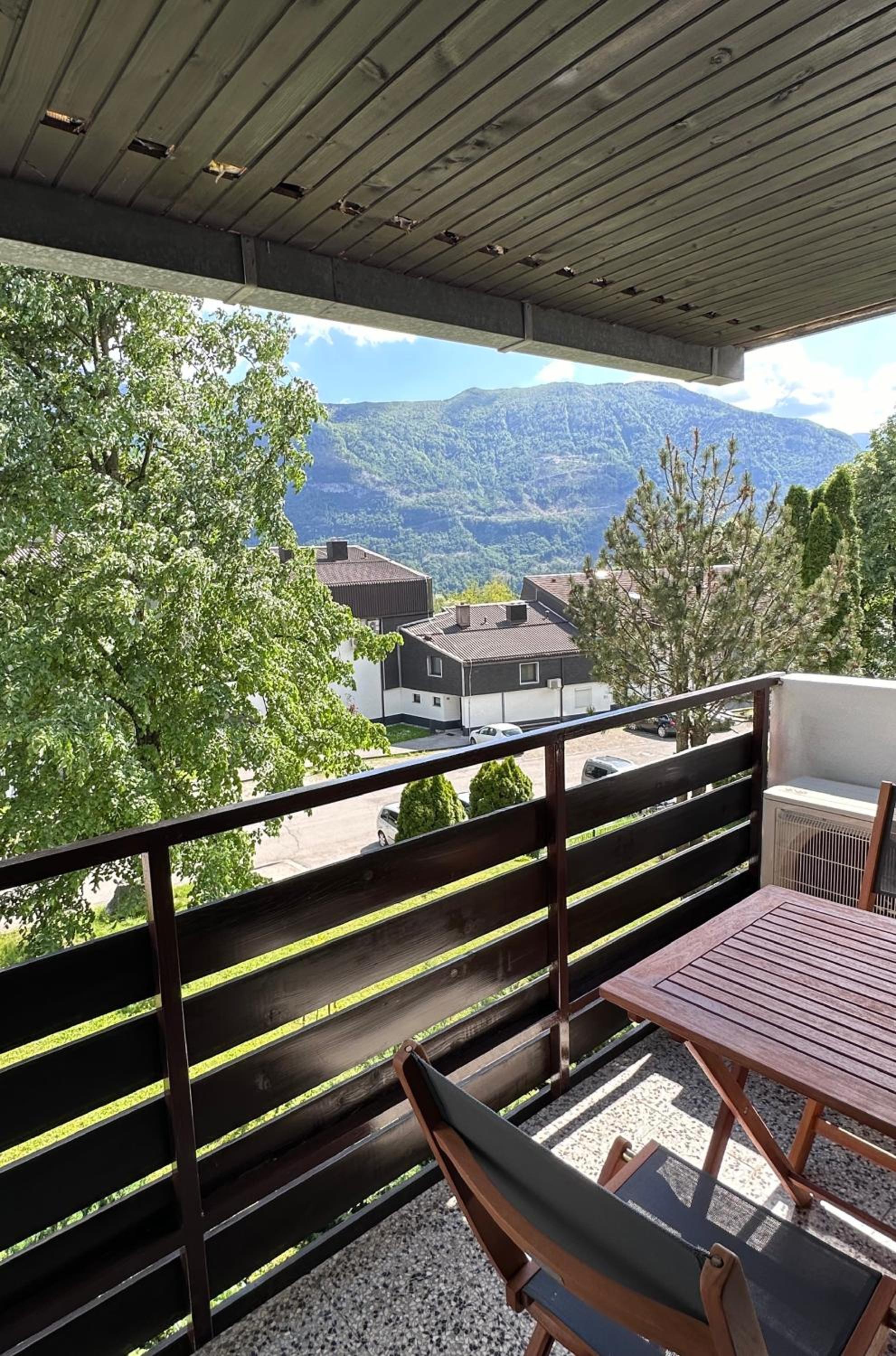 One-Bedroom Apartment with Balcony and Mountain View   photo 1