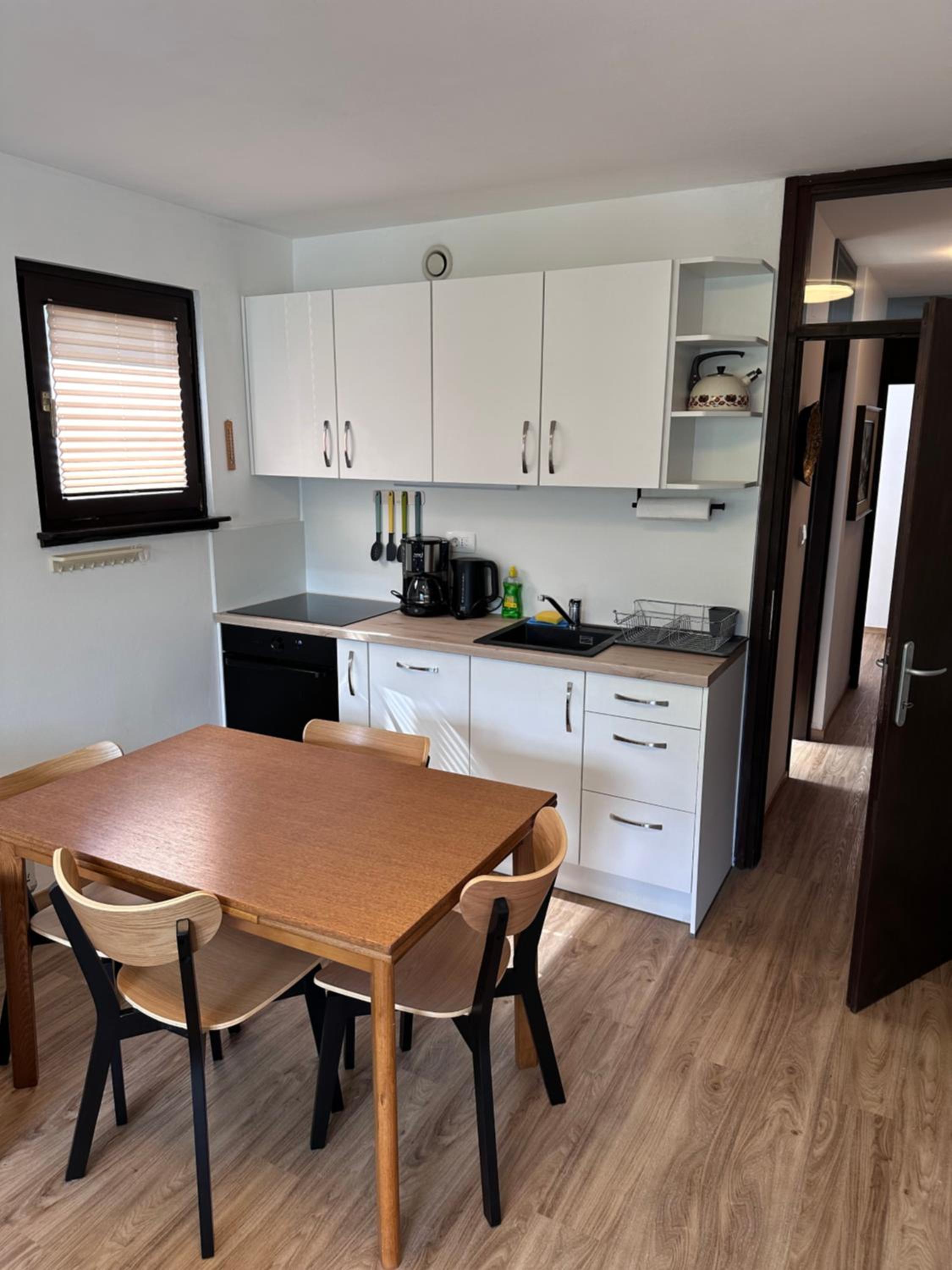 One-Bedroom Apartment with Balcony and Mountain View   photo 3